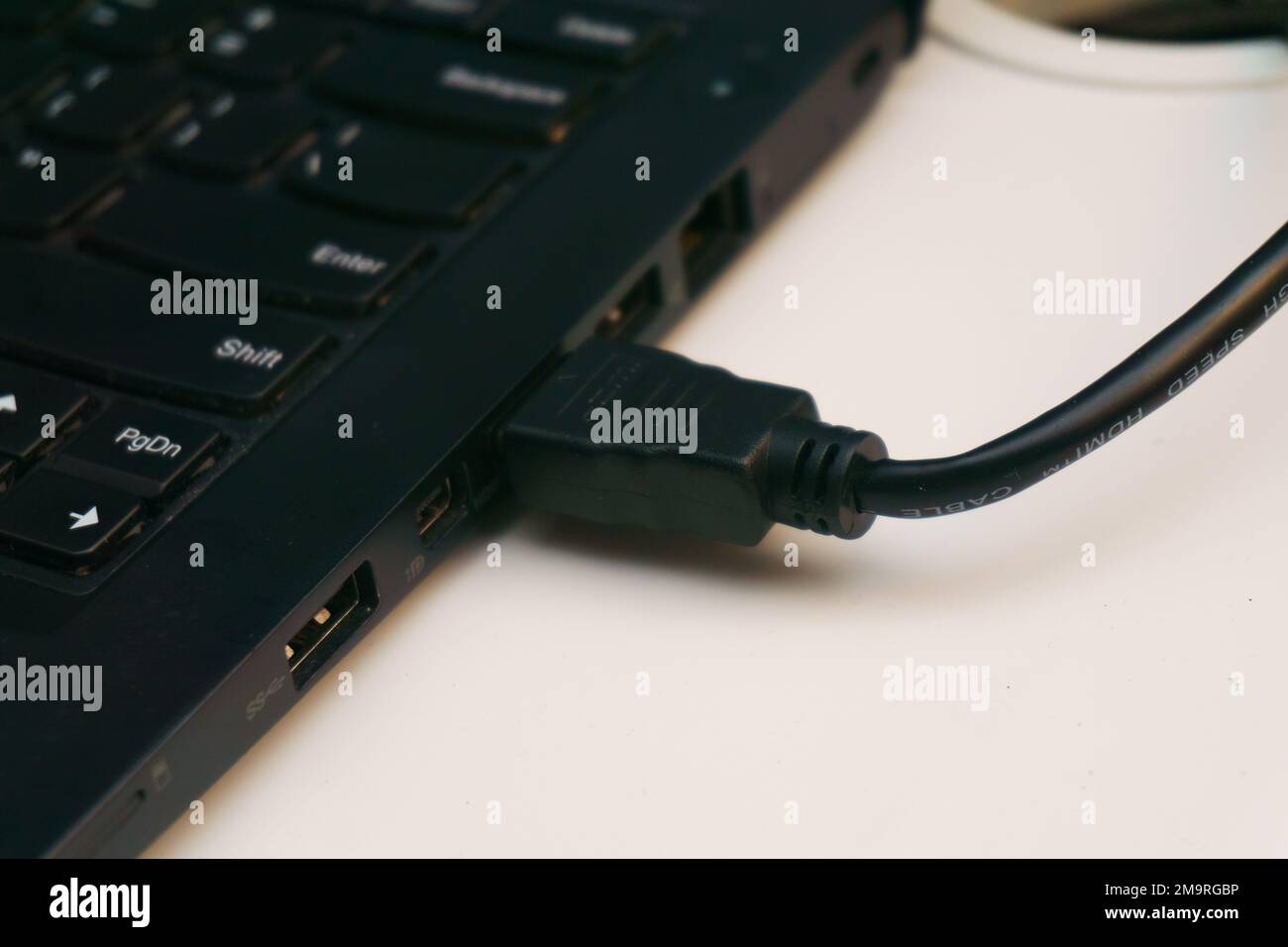 Cavo HDMI collegato alla porta del computer portatile Foto Stock