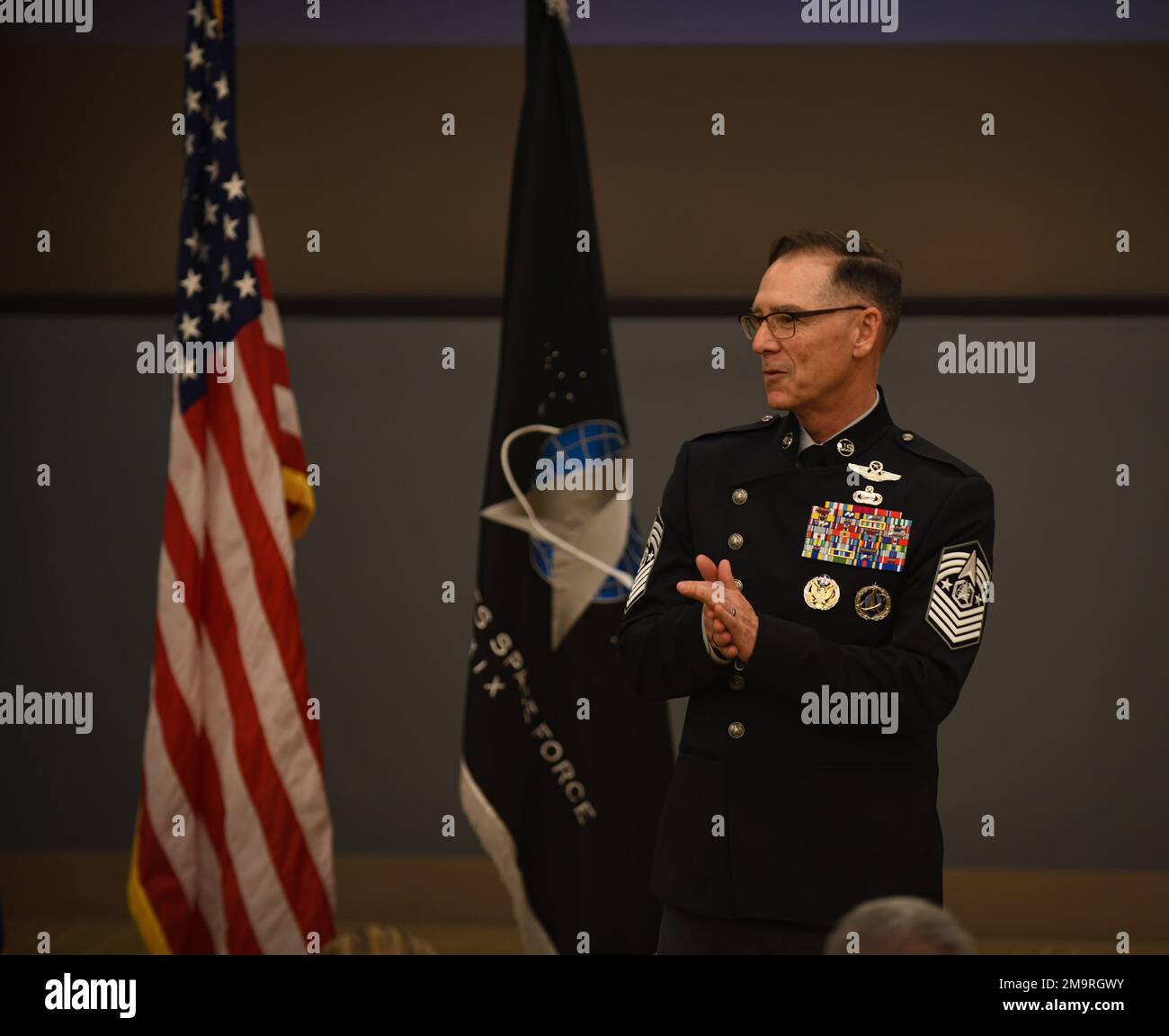 Il Maestro capo della forza spaziale, Roger A. Towberman, parla durante il 533rd Training Squadron ha conseguito la laurea sulla base della forza spaziale Vandenberg, California, 20 maggio 2022. CMSF Towberman ha tenuto un gruppo di focus, ed è stato un ospite illustre per la laurea degli 533rd durante la sua visita. Foto Stock