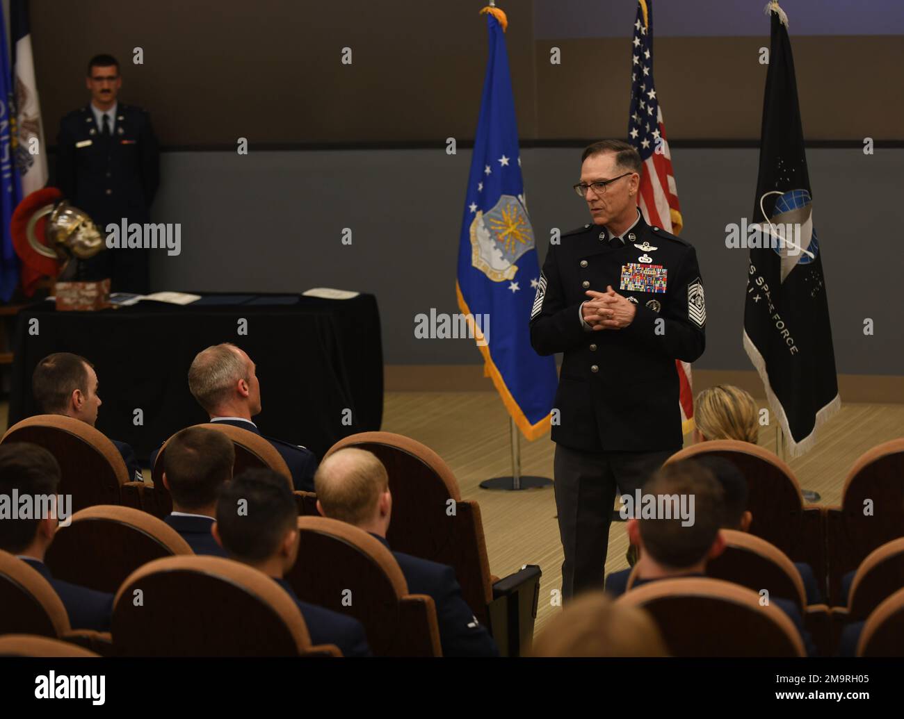 Il Maestro capo della forza spaziale, Roger A. Towberman, parla durante il 533rd Training Squadron ha conseguito la laurea sulla base della forza spaziale Vandenberg, California, 20 maggio 2022. CMSF Towberman ha tenuto un gruppo di focus, ed è stato un ospite illustre per la laurea degli 533rd durante la sua visita. Foto Stock