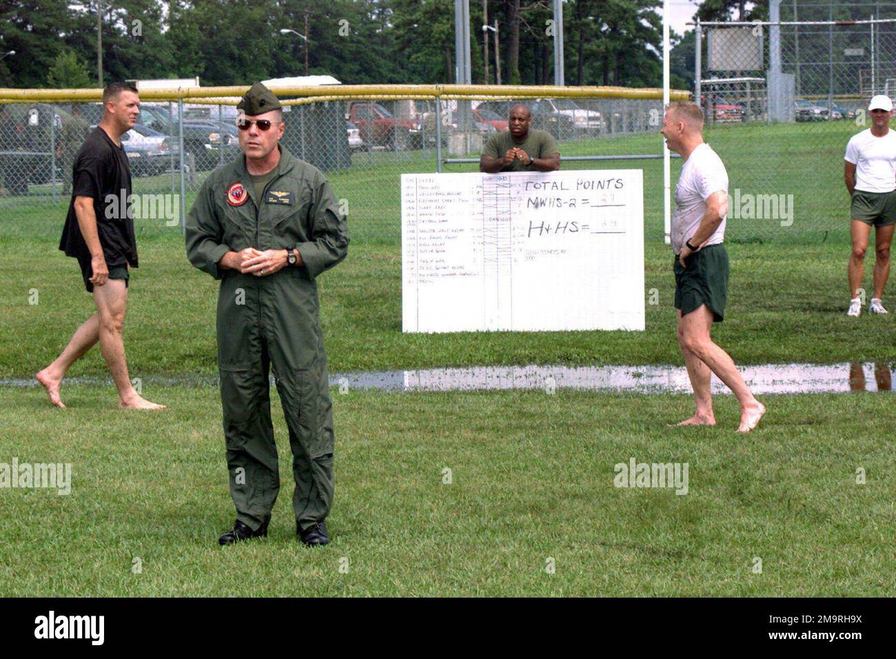 Nel corso di un concorso sportivo organizzativo, Robert Flannagan, comandante Generale (CG) della Stazione aerea del corpo Marino (MCAS) Cherry Point, North Carolina, si rivolge a personale della sede Centrale e della sede Centrale Service Squadron (H&HSS) e della Marine Wing Headquarters Squadron-2 (MWHS-2). Base: MCA, Cherry Point Stato: North Carolina (NC) Paese: Stati Uniti d'America (USA) Foto Stock