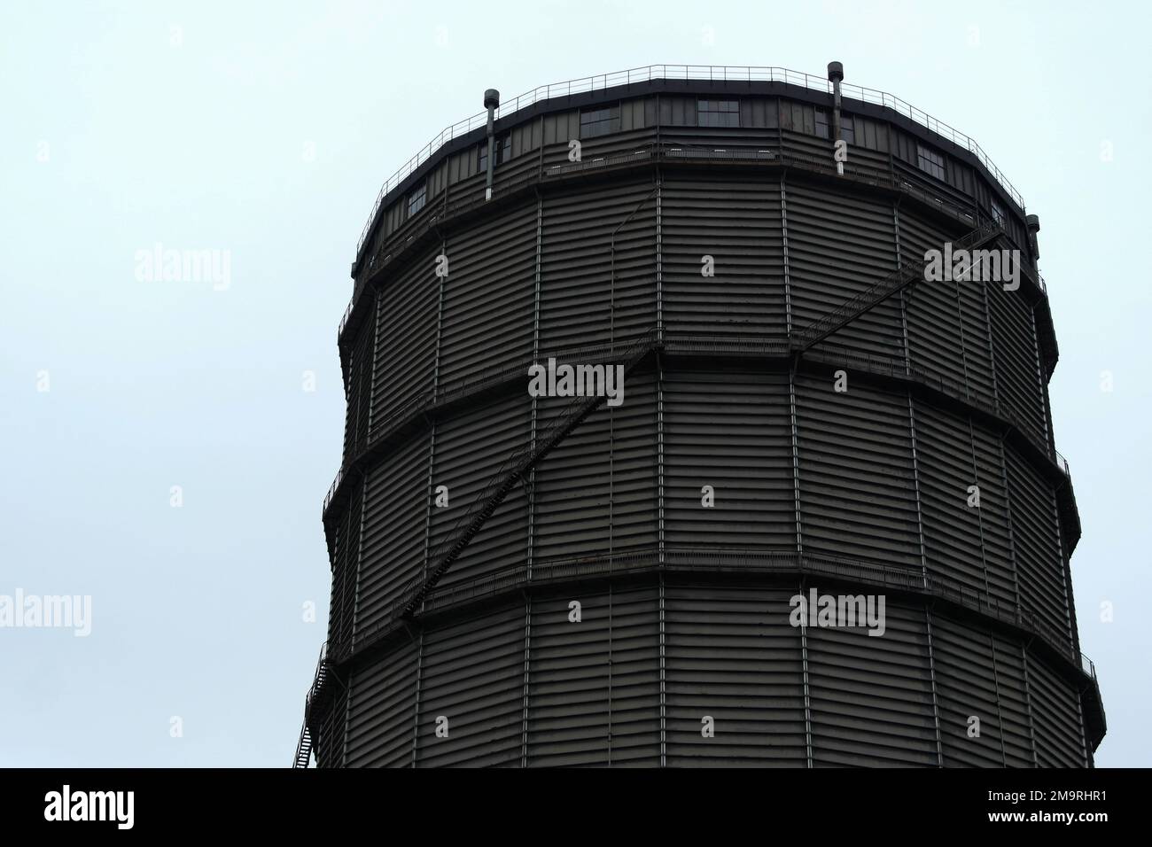 Vista ad angolo basso di un vecchio porta-gas Foto Stock