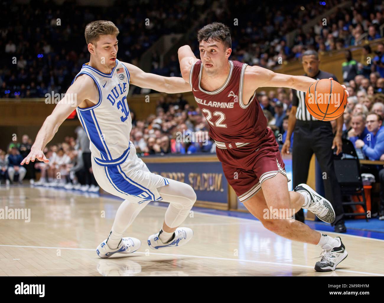 Bellarmine's Bash Wieland (22) drives past Duke's Kyle Filipowski (30) during the first half of an NCAA college basketball game in Durham, N.C., Monday, Nov. 21, 2022. (AP Photo/Ben McKeown) Foto Stock