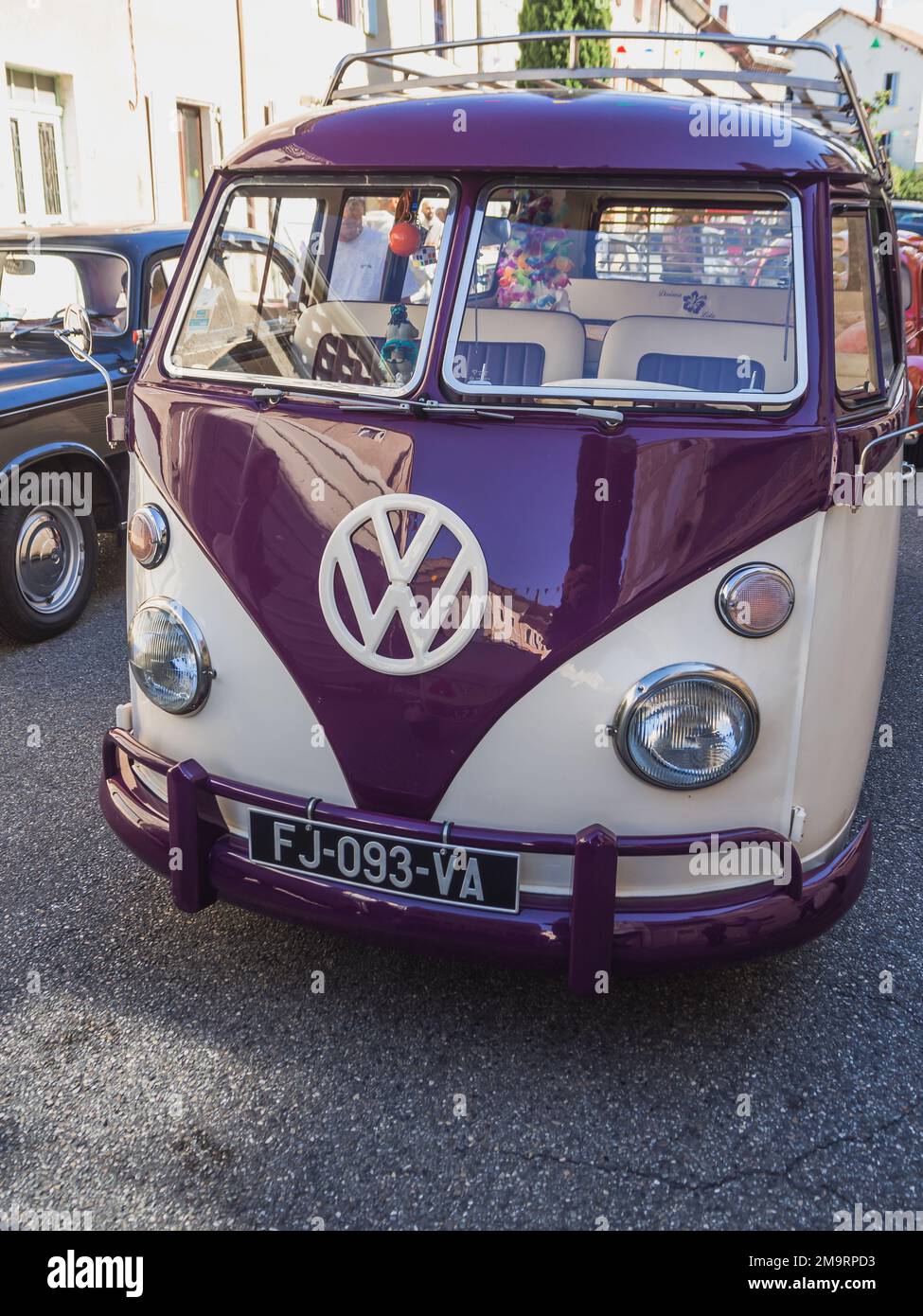Loriol sur Drome, Francia - 17 Settembre , 2022: Vintage viola Volkswagen T1 Transporter in strada. Mostra d'auto classica a Loriol sur Drome, Fr Foto Stock