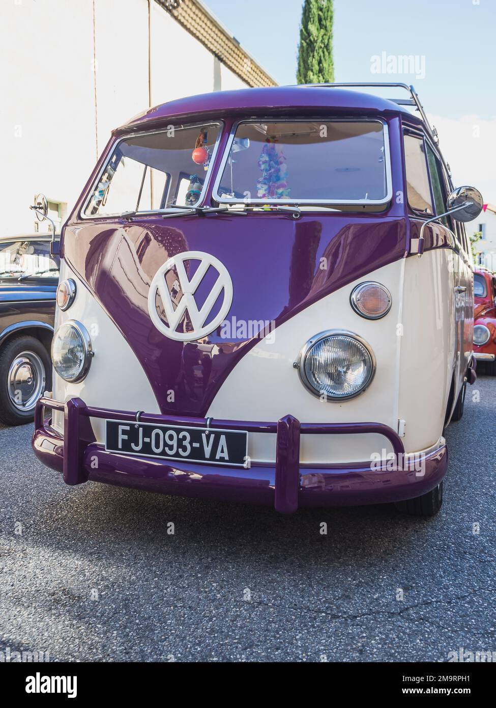 Loriol sur Drome, Francia - 17 Settembre , 2022: Vintage viola Volkswagen T1 Transporter in strada. Mostra d'auto classica a Loriol sur Drome, Fr Foto Stock