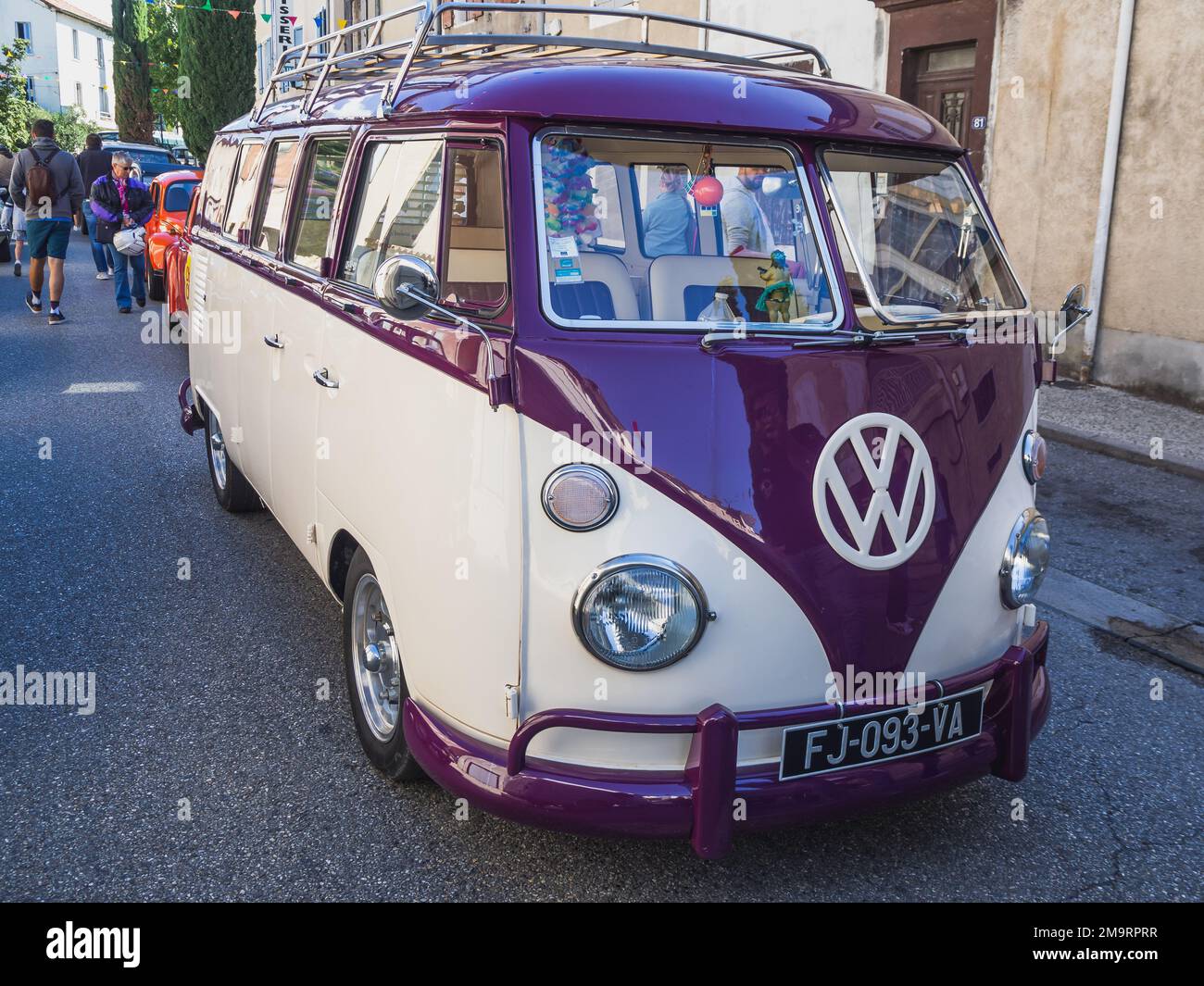 Loriol sur Drome, Francia - 17 Settembre , 2022: Vintage viola Volkswagen T1 Transporter in strada. Mostra d'auto classica a Loriol sur Drome, Fr Foto Stock