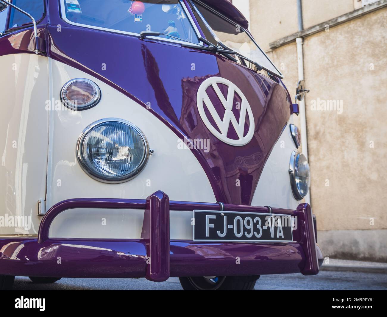 Loriol sur Drome, Francia - 17 Settembre , 2022: Vintage viola Volkswagen T1 Transporter in strada. Mostra d'auto classica a Loriol sur Drome, Fr Foto Stock