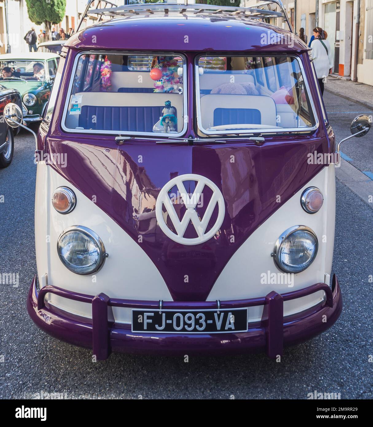 Loriol sur Drome, Francia - 17 Settembre , 2022: Vintage viola Volkswagen T1 Transporter in strada. Mostra d'auto classica a Loriol sur Drome, Fr Foto Stock