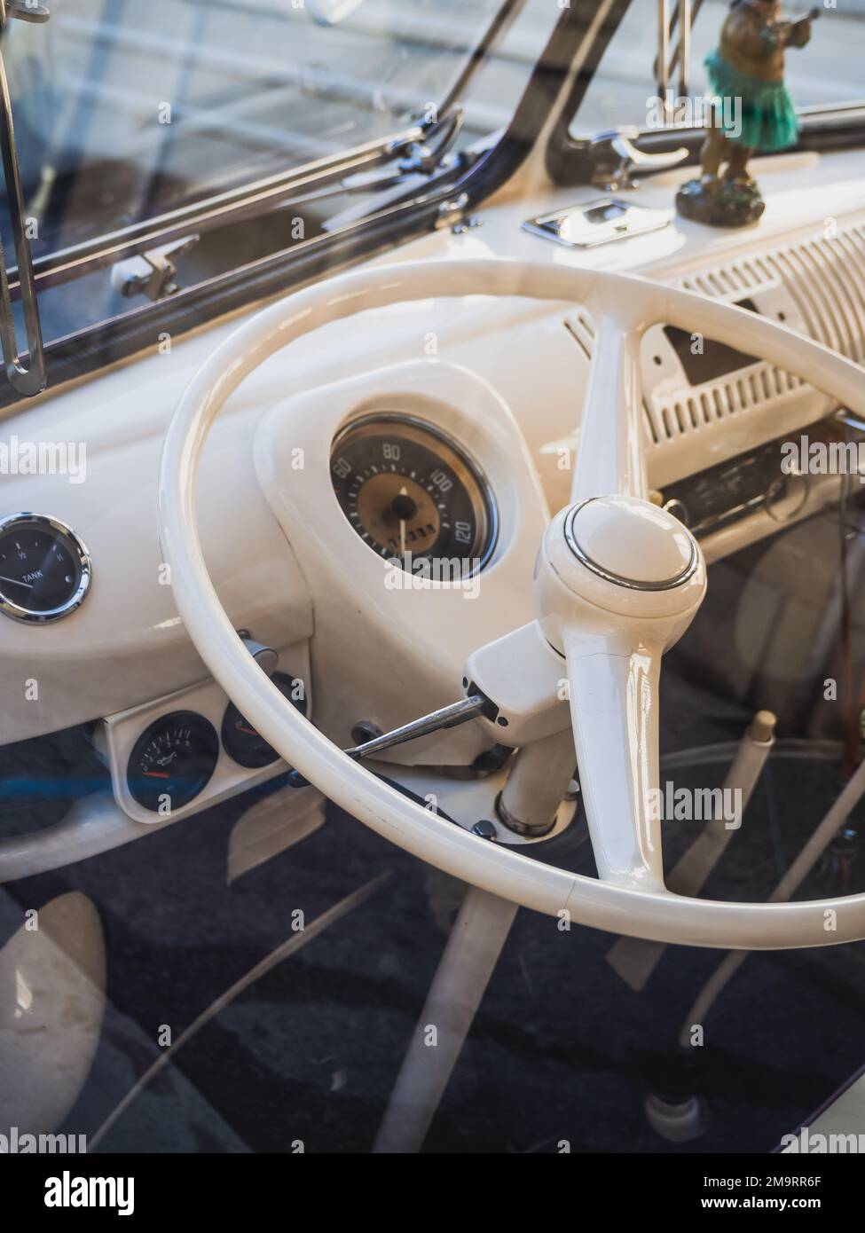 Loriol sur Drome, Francia - 17 Settembre , 2022: Vintage viola Volkswagen T1 Transporter in strada. Mostra d'auto classica a Loriol sur Drome, Fr Foto Stock