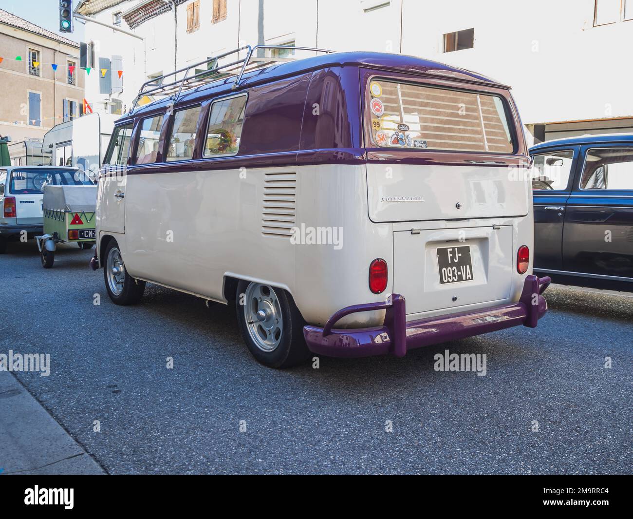 Loriol sur Drome, Francia - 17 Settembre , 2022: Vintage viola Volkswagen T1 Transporter in strada. Mostra d'auto classica a Loriol sur Drome, Fr Foto Stock