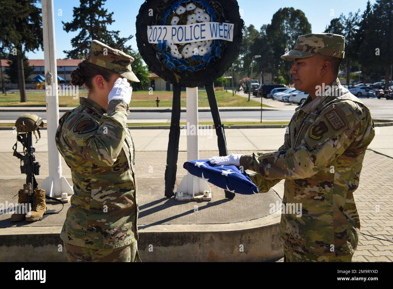 Airman 1st Class Crystal Goman (a sinistra), un tecnico di sistemi client assegnato al 39th Communications Squadron, saluta la bandiera americana tenuta da Tech. Henry Bones, capo della sezione sistemi client 39th CS, durante la cerimonia di chiusura della settimana nazionale della polizia alla base aerea di Incirlik, Turchia, 20 maggio 2022. Nel 1962, il presidente John F. Kennedy proclamò il 15 maggio come Giornata commemorativa degli ufficiali nazionali della pace e la settimana solare in cui cade il 15 maggio come settimana nazionale della polizia. La settimana nazionale della polizia riconosce in modo particolare gli agenti incaricati dell'applicazione della legge che hanno perso la vita in linea di servizio per l' Foto Stock