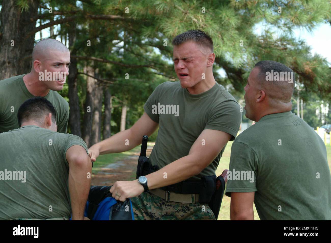 US Marine Corps (USMC) Private First Class (PFC) Michael Moll (centro), utilizza un calcio al ginocchio per colpire il suo obiettivo dopo essere stato spruzzato con pepe spray durante l'addestramento di qualificazione dal Provost Marshalls Office, condotto presso Marine Corps Air Station (MCAS) Beaufort, South Carolina (SC). Base: MCA, Beaufort Stato: South Carolina (SC) Paese: Stati Uniti d'America (USA) Foto Stock