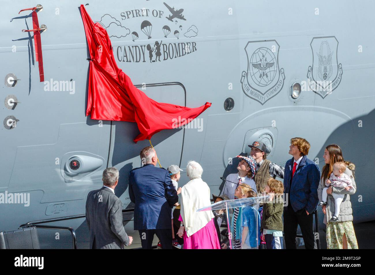 Il generale Mike Minihan, comandante del comando per la mobilità aerea, e i familiari del col. Gail Halverson svelano un Globemaster III del C-17 rinominato “Spirit of the Candy Bomber” a Provo, Utah, 20 maggio 2022. La cerimonia di dedicazione è stata in onore del leggendario pilota della seconda guerra mondiale, meglio conosciuto come “Candy Bomber” o “Uncle Wiggly Wings”, per aver lasciato caramelle ai bambini tedeschi durante l’Airlift di Berlino dal 1948 al 49. Quest'anno negli Stati Uniti Air Force festeggia il loro 75th° anniversario. Foto Stock