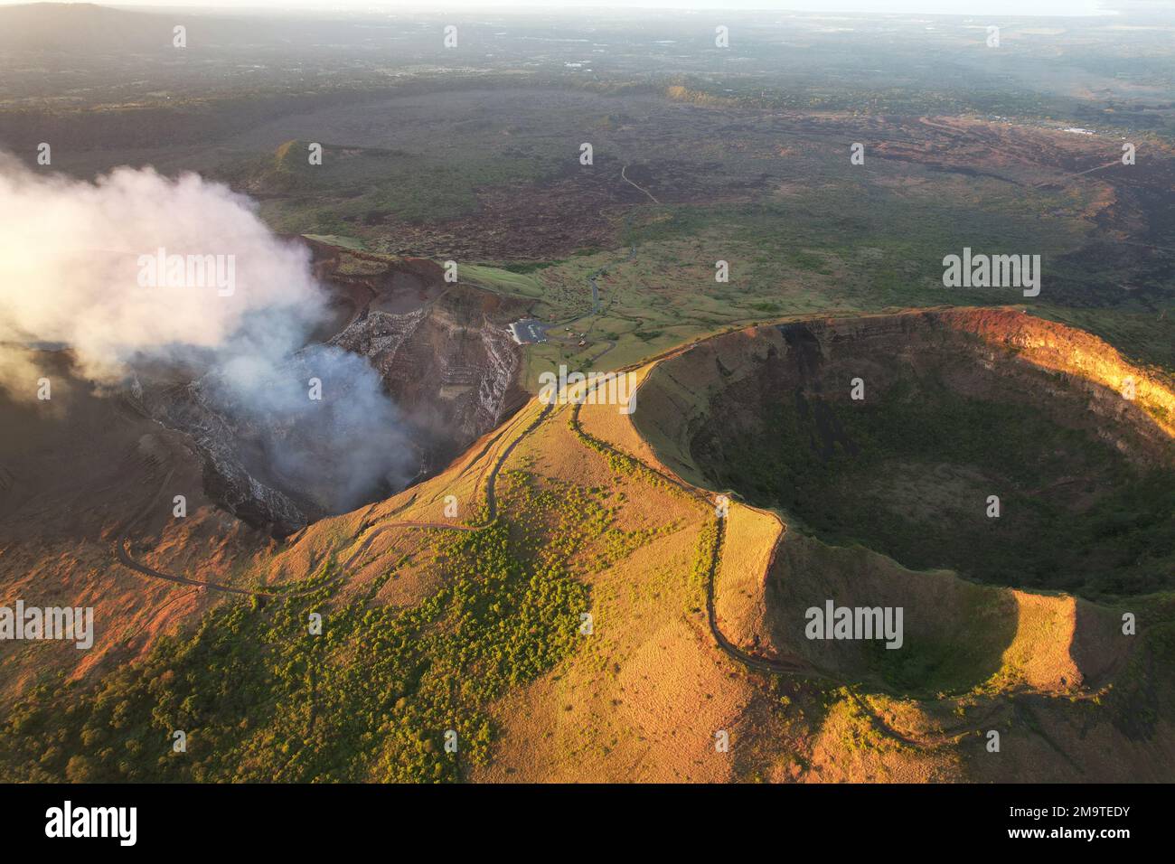 Parco del vulcano Masaya sul tramonto vista aerea dei droni Foto Stock