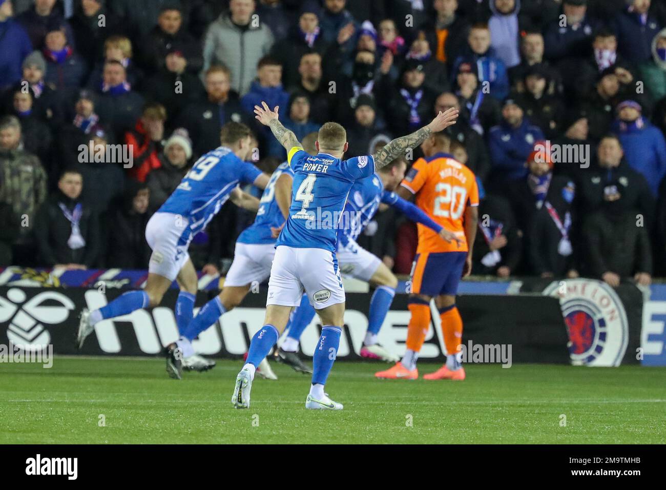 Rugby Park, Kilmarnock, Regno Unito. 18th Jan, 2023. In una partita della Scottish Premiership tra il Kilmarnock FC e i Rangers al Billy Bowie BBSP Rugby Park Stadium, i Rangers hanno vinto con 3 gol a 2. Gli scori erano Stokes (Kilmarnock) 6 minuti, Wright (Kilmarnock) 59 minuti, Morelos (Rangers) 23 minuti e 72 minuti, Kent (Rangers) 52 minuti. Armstrong (Kilmarnock) era cardato rosso a 59 minuti. Morelos è stato dato giocatore della partita. Credit: Findlay/Alamy Live News Foto Stock