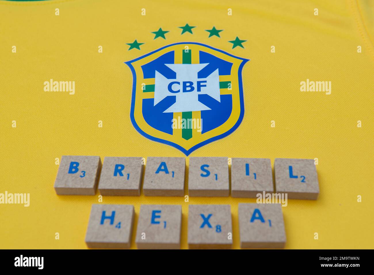 Bauru, Brasile - 11.01.23: Emblema della Confederazione brasiliana del calcio sulla maglia da calcio. La maggior parte delle volte campione del mondo selezione maglia nel calcio. Evidenziare Foto Stock