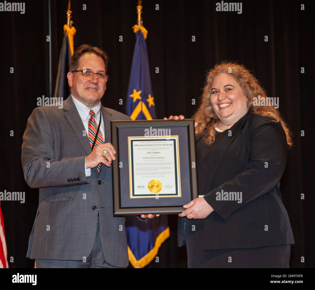 QUANTICO, Va. (20 maggio 2022) – responsabile esecutivo del programma (PEO) dell'Agenzia per la sicurezza e la Counterintelligence della difesa (DCSA) Terry Carpenter presenta a Erin Lambert la carta di gestione del programma DOD Insider Threat Management and Analysis Center (DITMAC) System of Systems (SOS). In qualità di nuovo Program Manager di DITMAC SOS – Lambert si assume la responsabilità di una capacità di livello aziendale per la gestione e l'analisi delle informazioni sulle minacce interne. Attualmente il programma supporta 43 componenti DOD ed è lo strumento principale per acquisire, consolidare, archiviare, analizzare e gestire i dati delle minacce interne. Foto Stock