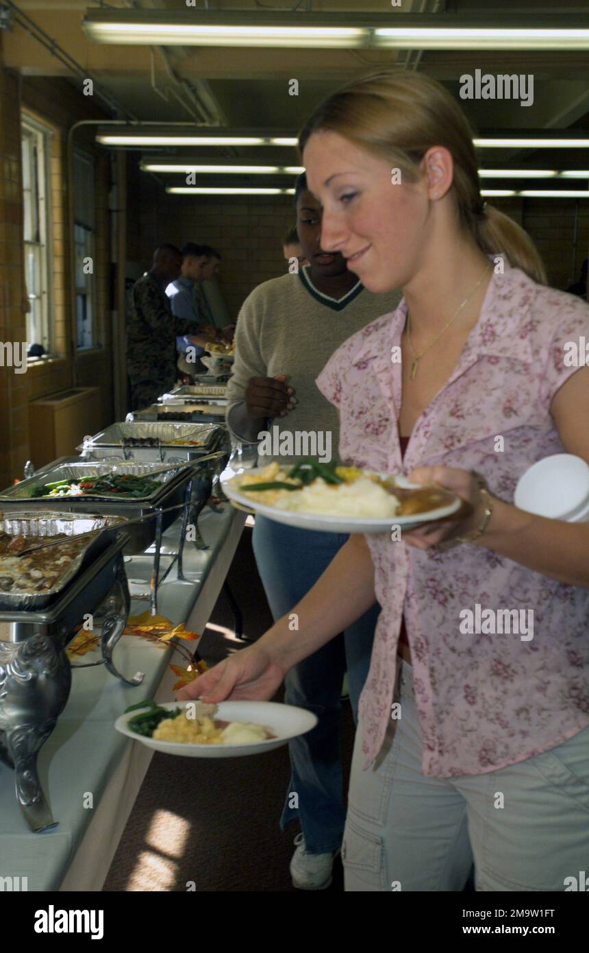031121-M-4697Y-009. I Marine Corps DEGLI STATI UNITI (USMC) Marines e le loro famiglie potranno gustare una cena del Ringraziamento presso la Headquarters and Service (H&S) Battalion Feast a bordo della Marine Corps base (MCB) Quantico, Virginia (VA). Foto Stock