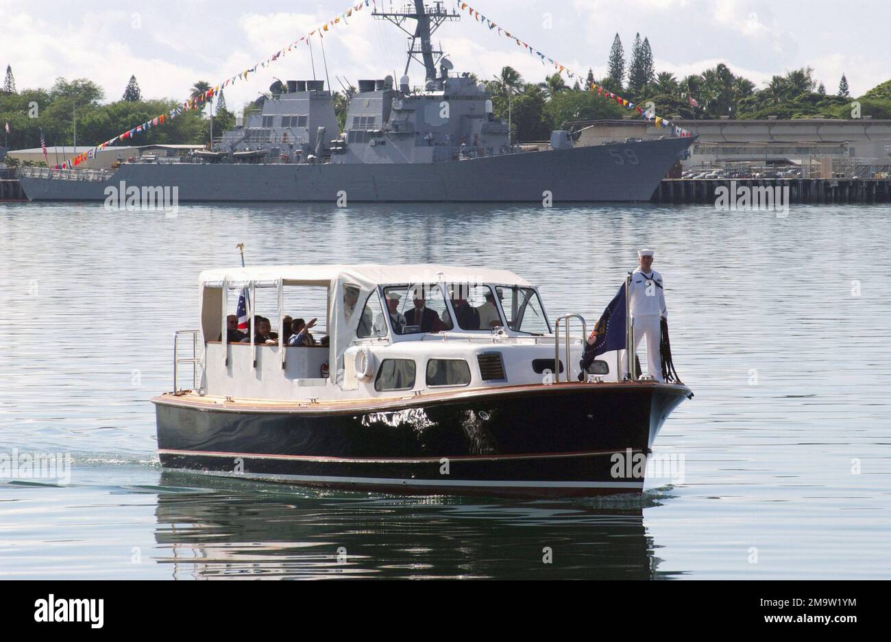 031023-N-0435H-093. Il presidente AMERICANO George W. Bush e la First Lady Laura Bush scortati dall'ammiraglio della Marina statunitense (USN) Thomas B. Fargo, comandante del comando del Pacifico degli Stati Uniti, a bordo della chiatta del comandante dell'ammiraglio, Regione Navale Hawaii, per una visita a bordo della nave da guerra in pensione USS Missouri (BB 63), e della USS Arizona Memorial. Il Presidente Bush si è fermato alle Hawaii sulla via del ritorno dal Forum di cooperazione economica Asia-Pacifico in Thailandia, Filippine, Giappone, Singapore e Bali, in cui ha discusso della sicurezza e della lotta continua contro il terrorismo. La cooperazione economica Asia-Pacifico (APEC), è la Foto Stock