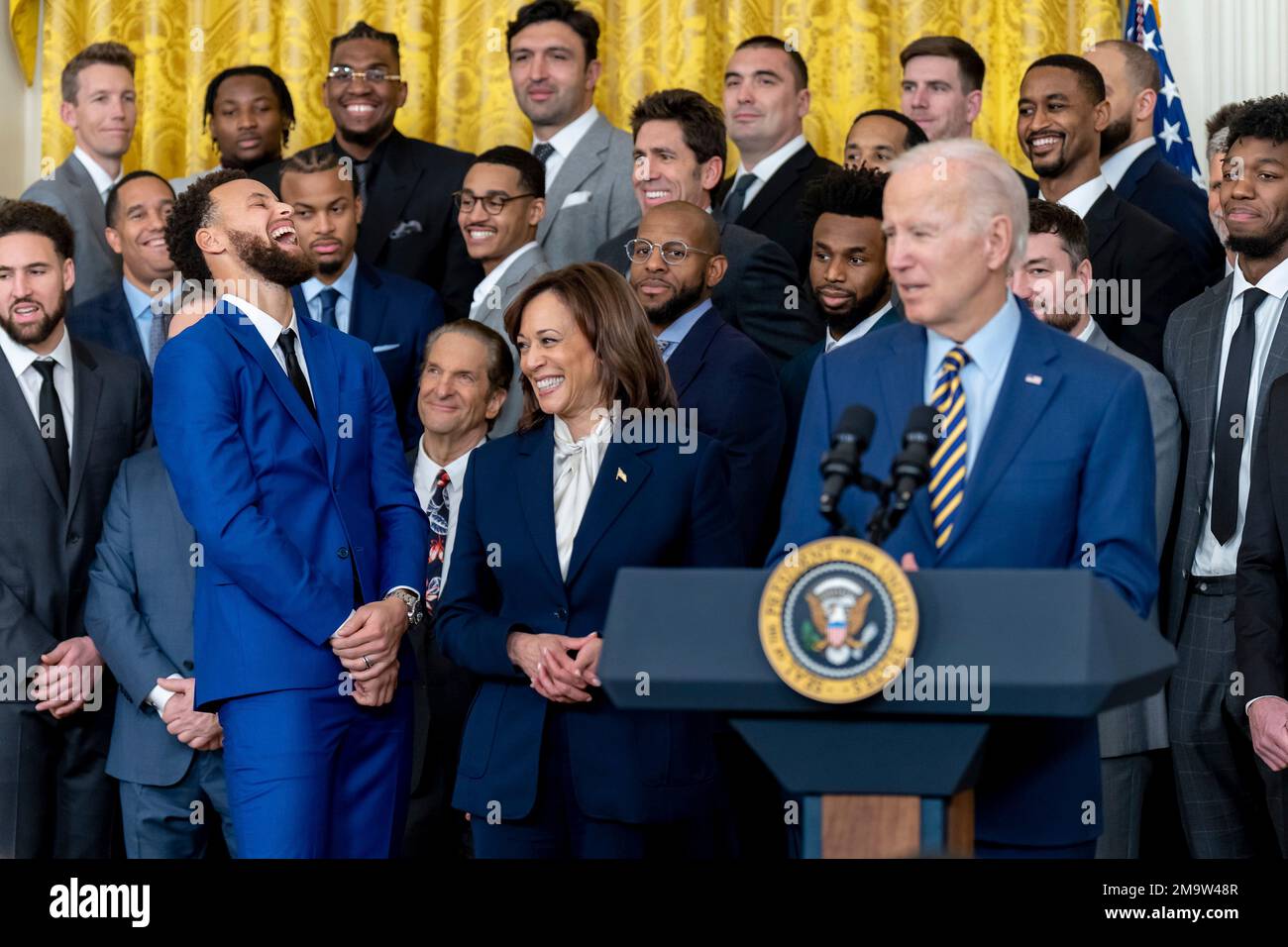 Washington, Stati Uniti d'America. 17th Jan, 2023. Washington, Stati Uniti d'America. 17 gennaio 2023. Il Vice Presidente degli Stati Uniti Kamala Harris, al centro, e il protagonista Stephen Curry, a sinistra, reagiscono a un commento del Presidente Joe Biden, a destra, durante una celebrazione del campionato NBA dei Golden state Warriors 2022 presso l'East Room della Casa Bianca, 17 gennaio 2023 a Washington, DC Credit: Adam Schultz/White House Photo/Alamy Live News Foto Stock