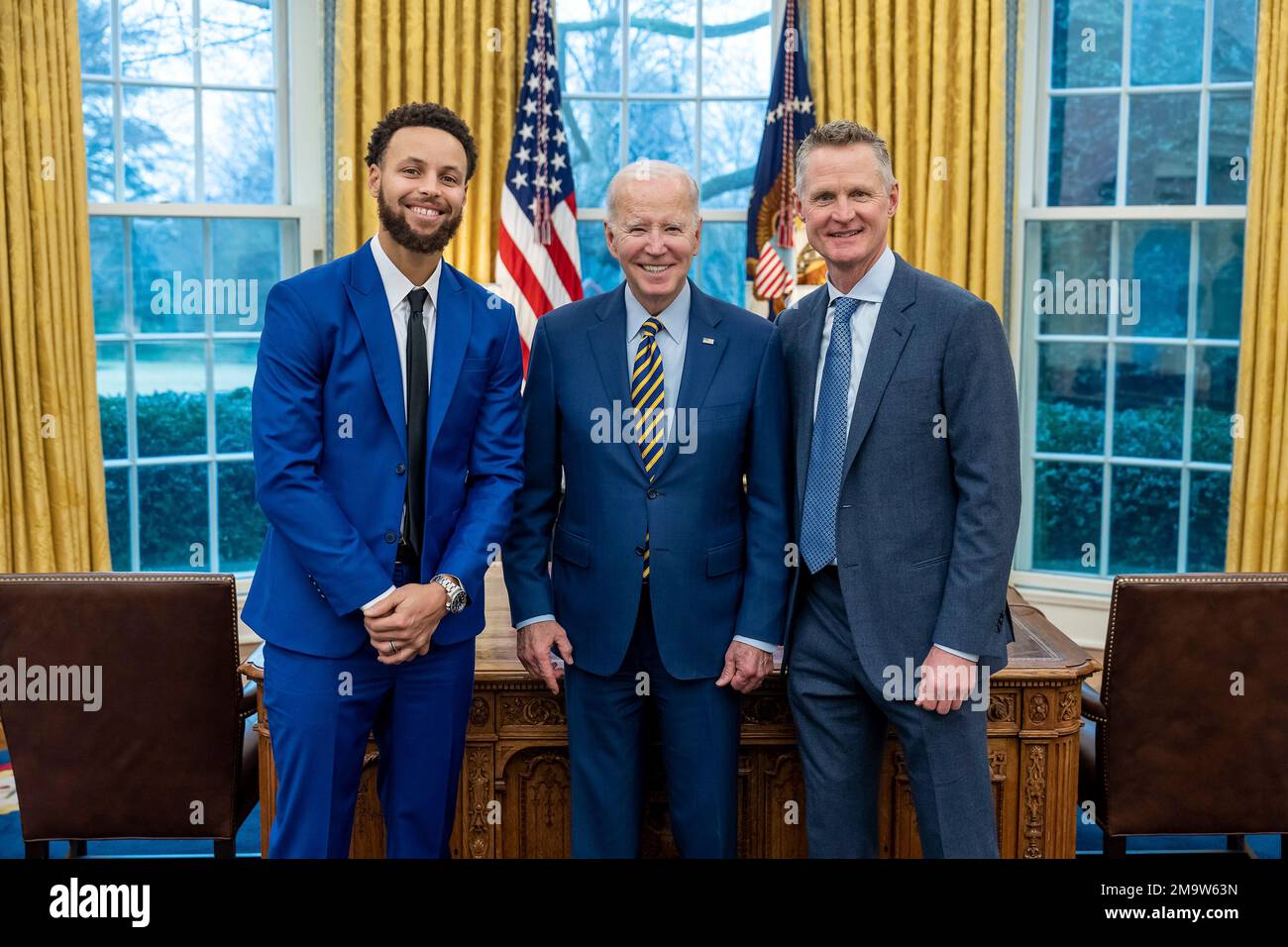 Washington, Stati Uniti d'America. 17th Jan, 2023. Washington, Stati Uniti d'America. 17 gennaio 2023. Il presidente degli Stati Uniti Joe Biden si pone con la guardia dei Guerrieri dorati Steph Curry, a sinistra, e il capo allenatore Steve Kerr, a destra, prima di partecipare a una celebrazione della vittoria del campionato NBA dei Guerrieri 2022 nell'Ufficio ovale della Casa Bianca, 17 gennaio 2023 a Washington, DC Credit: Adam Schultz/White House Photo/Alamy Live News Foto Stock