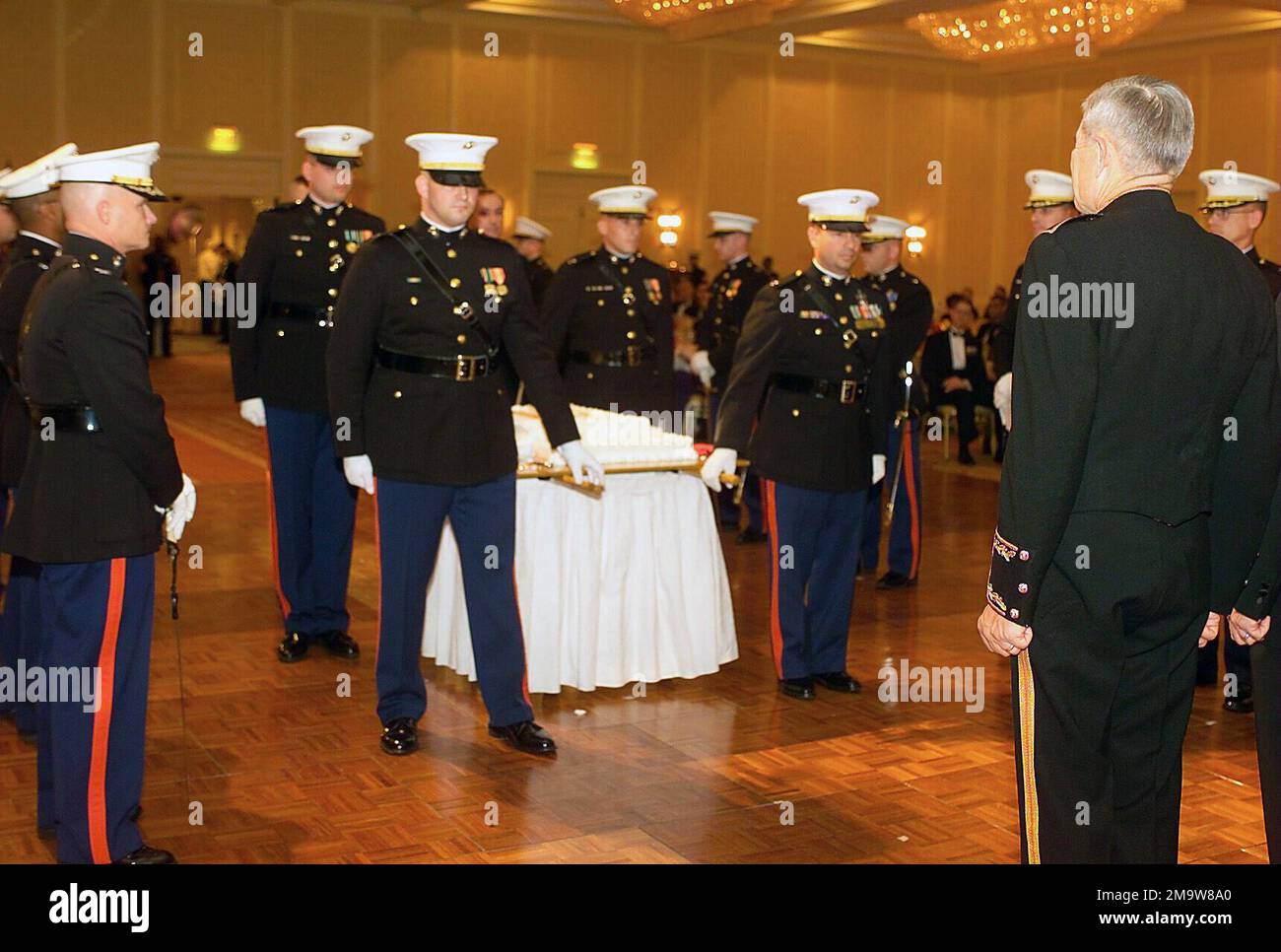 GLI UFFICIALI del corpo marino DEGLI STATI UNITI (USMC) del comando di sviluppo di combattimento del corpo marino (MCCDC) trasportano la torta per il compleanno 228th del corpo marino degli Stati Uniti al tenente generale dell'USMC (LGEN) Edward Hanlon, Jr., comandante generale, MCCDC, ospite della sfera all'Hilton situato ad Alexandria, Virginia (VA). Base: Alexandria Stato: Virginia (VA) Paese: Stati Uniti d'America (USA) Foto Stock