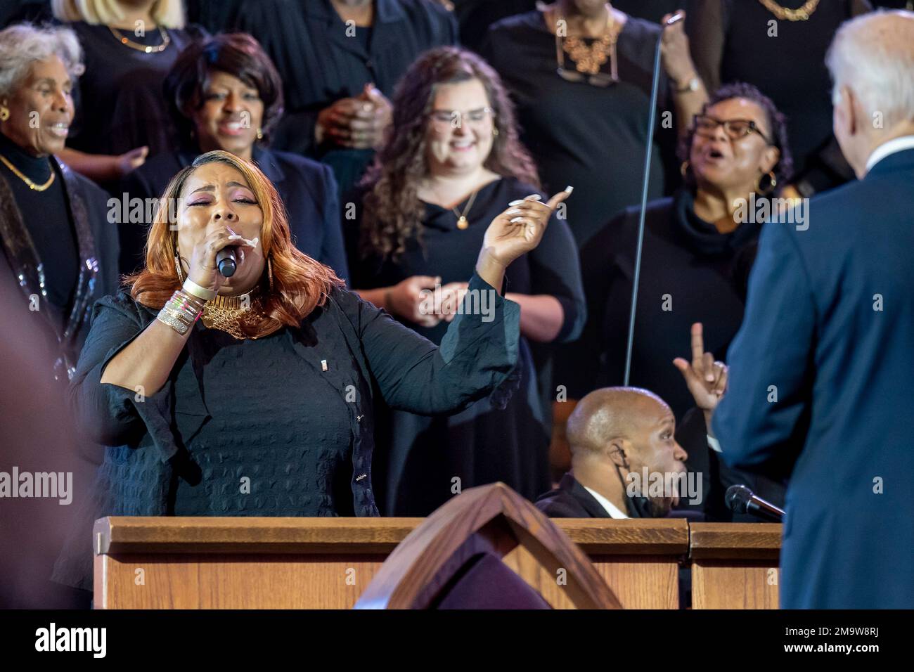 Atlanta, Stati Uniti d'America. 15 gennaio 2023. Il presidente degli Stati Uniti Joe Biden, ascolta il coro durante una celebrazione di Martin Luther King Jr Giornata alla Chiesa Battista di Ebenezer, 15 gennaio 2023 ad Atlanta, Georgia. Biden è il primo presidente seduto a consegnare un sermone nella chiesa dove Martin Luther King Jr. Era un pastore. Credit: Adam Schultz/White House Photo/Alamy Live News Foto Stock