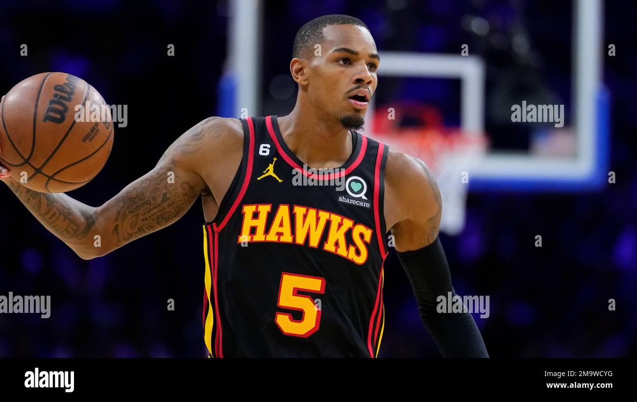 Atlanta Hawks' Dejounte Murray plays during an NBA basketball game, Saturday, Nov. 12, 2022, in Philadelphia. (AP Photo/Matt Slocum) Foto Stock