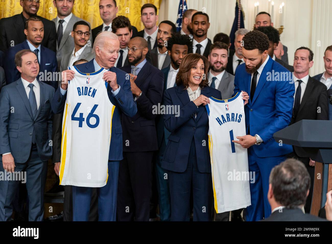 Washington, Stati Uniti d'America. 17th Jan, 2023. Washington, Stati Uniti d'America. 17 gennaio 2023. Il Presidente degli Stati Uniti Joe Biden e il Vice Presidente Kamala Harris, vengono presentate maglie personalizzate dal giocatore stellato Stephen Curry, a destra, durante una celebrazione del campionato NBA Golden state Warriors 2022 presso l'East Room della Casa Bianca, il 17 gennaio 2023 a Washington, DC Credit: Lawrence Jackson/White House Photo/Alamy Live News Foto Stock