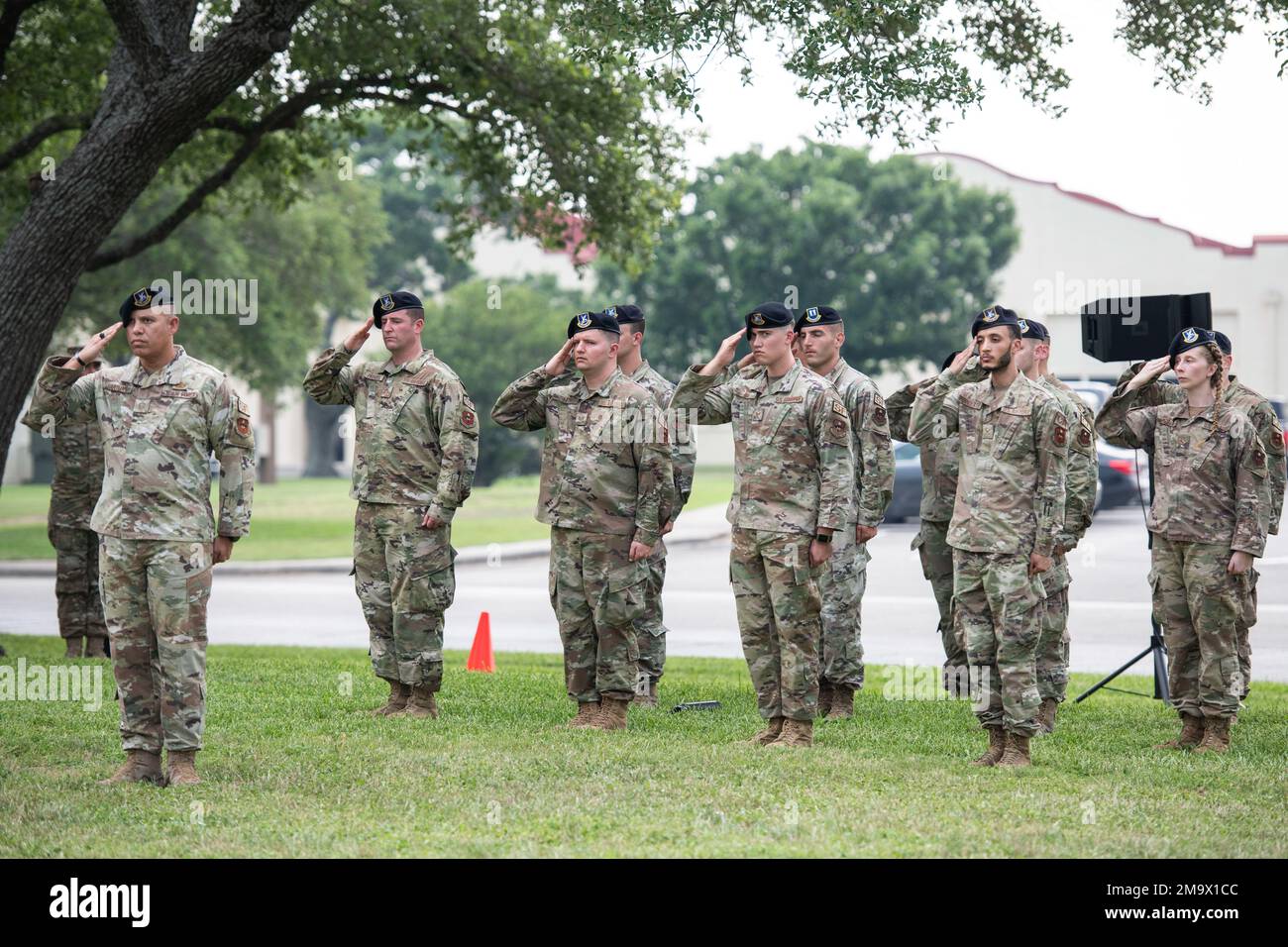 I membri della base comune di San Antonio partecipano alla cerimonia di ritiro della settimana della polizia, il 20 maggio 2022, alla JBSA-Randolph, Texas. La settimana del 9-15 maggio è stata osservata in tutto il paese per onorare il servizio e il sacrificio delle forze dell'ordine. E 'iniziato nel 1962 quando il presidente John F. Kennedy proclamò il 15 maggio come National Peace Officers Memorial Day e la settimana di calendario in cui cade il 15 maggio, settimana nazionale della polizia. Foto Stock