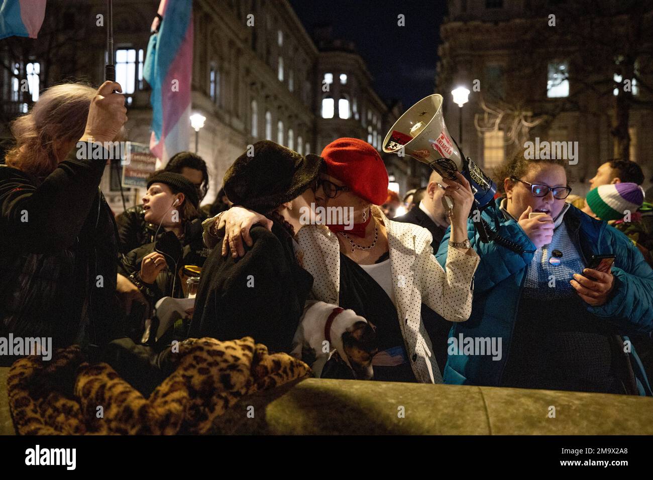 Londra, Regno Unito. 18th Jan, 2023. Gli attivisti trans sono visti baciarsi appassionatamente durante il rally a Downing Street. Le persone della comunità transgender si sono riunite a Downing Street per un raduno in relazione al blocco del disegno di legge scozzese sulla riforma del genere da parte del governo britannico. Il nuovo disegno di legge sul riconoscimento dei sessi è stato approvato dal Parlamento scozzese nel dicembre 2022, ma il governo britannico ha invocato la sezione 35 della legge scozzese del 1998 il 16th gennaio 2023, che consente al governo britannico di proibire che una legge diventi legge. (Foto di Hesther ng/SOPA Images/Sipa USA) Credit: Sipa USA/Alamy Live News Foto Stock