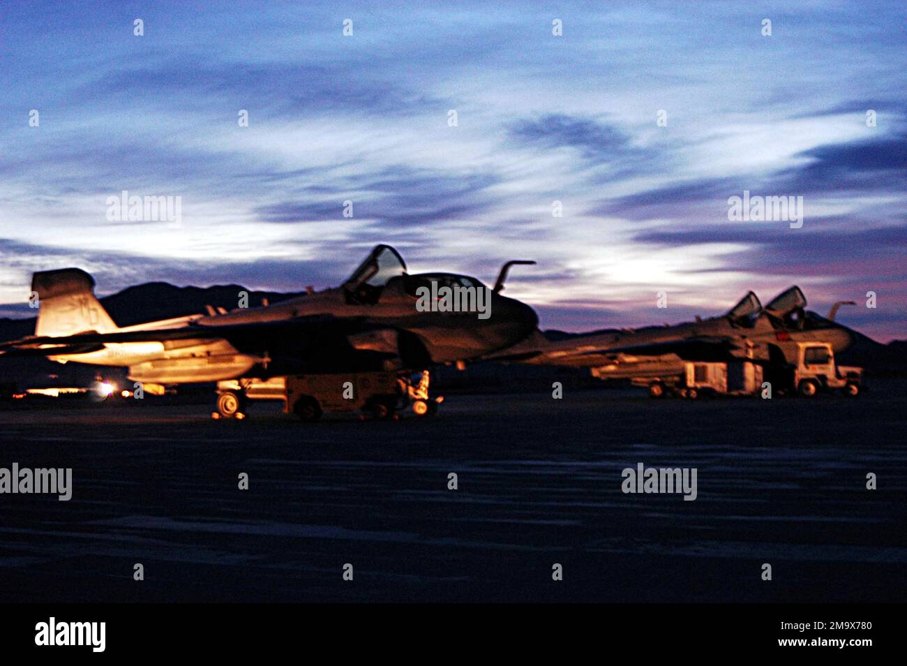 Il sole sorge su due US Marine Corps (USMC) EA-6B Prowlers, Marine Tactical Electronic Warfare Squadron-3 (VMAQ-3), Moondogs, Marine Corps Air Station (MCAS) Cherry Point, North Carolina (NC), a Twentynine Palms California (CA). VMAQ-3 opera presso l'EAF a sostegno dell'esercizio Combined Arms Exercise (CAX). Base: MCAGCC, Twentynine Palms Stato: California (CA) Paese: Stati Uniti d'America (USA) Foto Stock