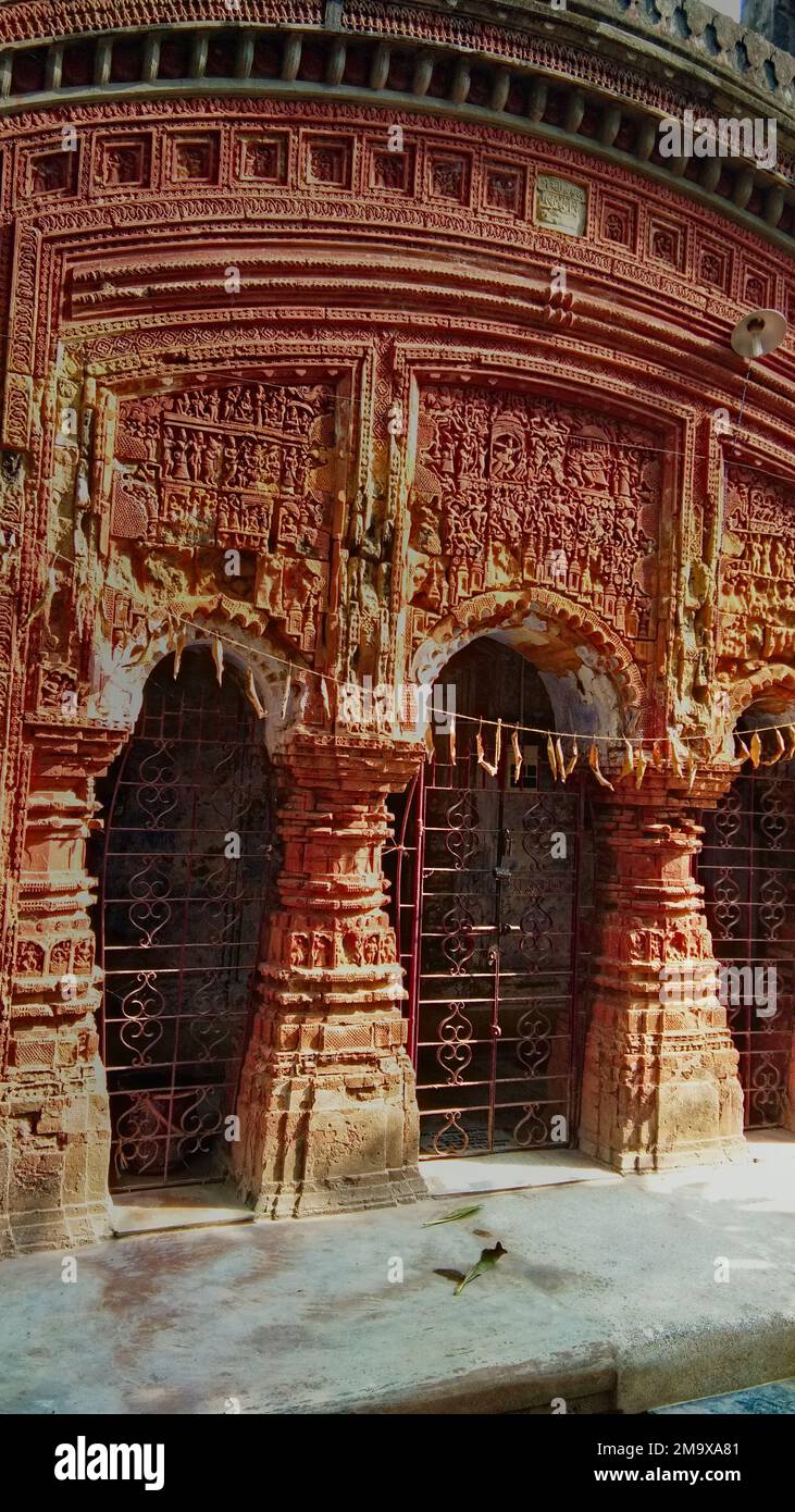 Bolpur, Bengala Occidentale, India: 28-12-2019. antico tempio in terracotta nel bengala occidentale che mostra una bella architettura Foto Stock