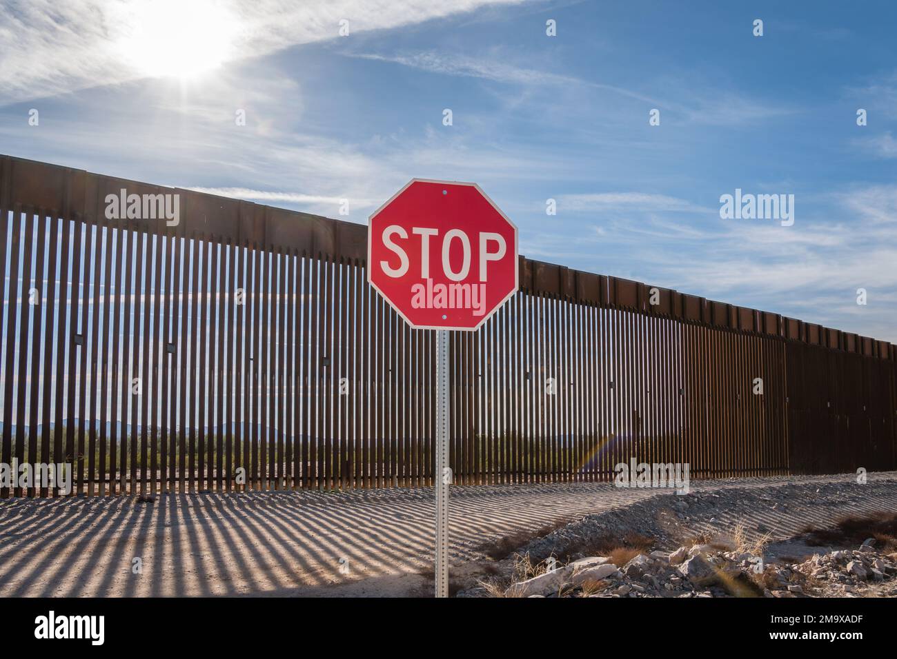 US - muro di confine messicano con segnale di stop in primo piano - Arizona Foto Stock