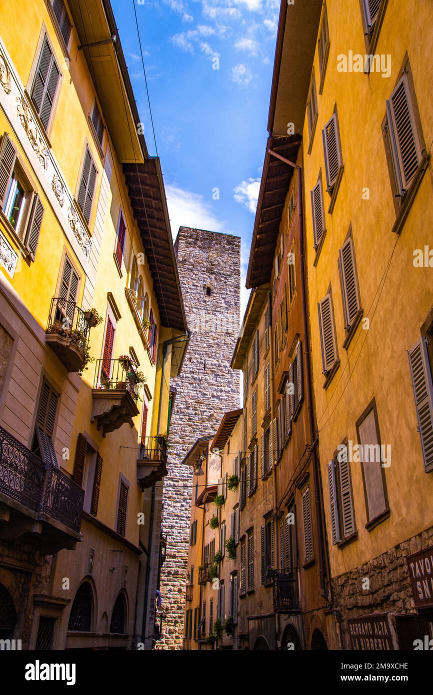 Vista sulla strada del centro storico di Bergamo, città italiana a nord-est di Milano, in Lombardia . Foto Stock