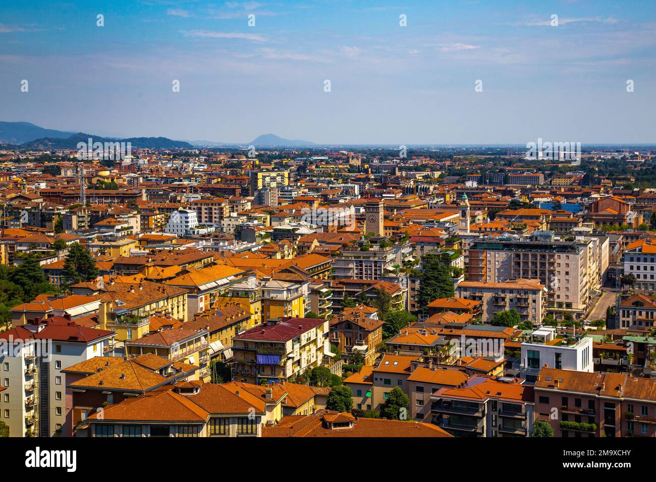 Vista sulla strada del centro storico di Bergamo, città italiana a nord-est di Milano, in Lombardia . Foto Stock