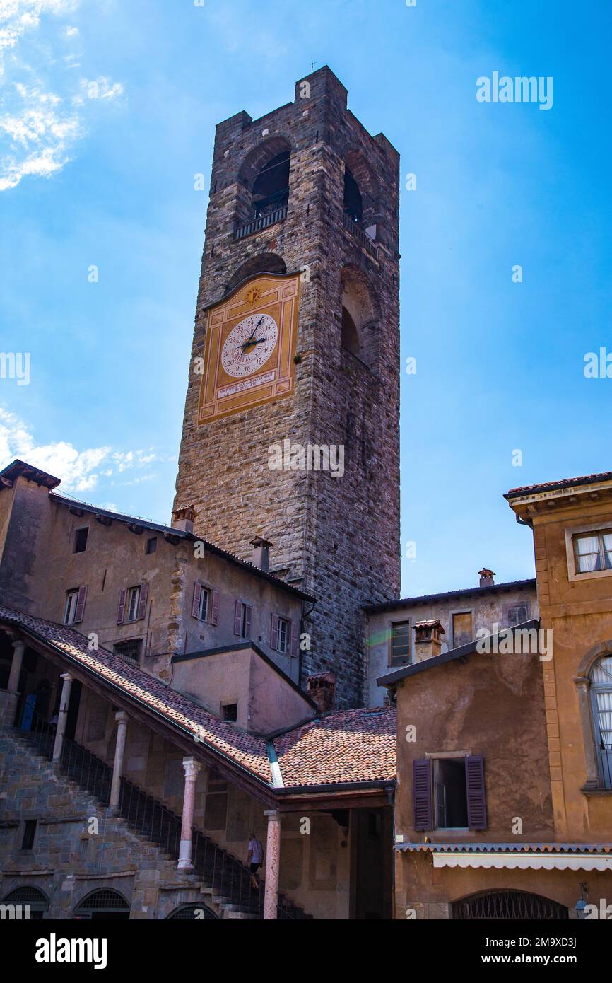 Vista sulla strada del centro storico di Bergamo, città italiana a nord-est di Milano, in Lombardia . Foto Stock