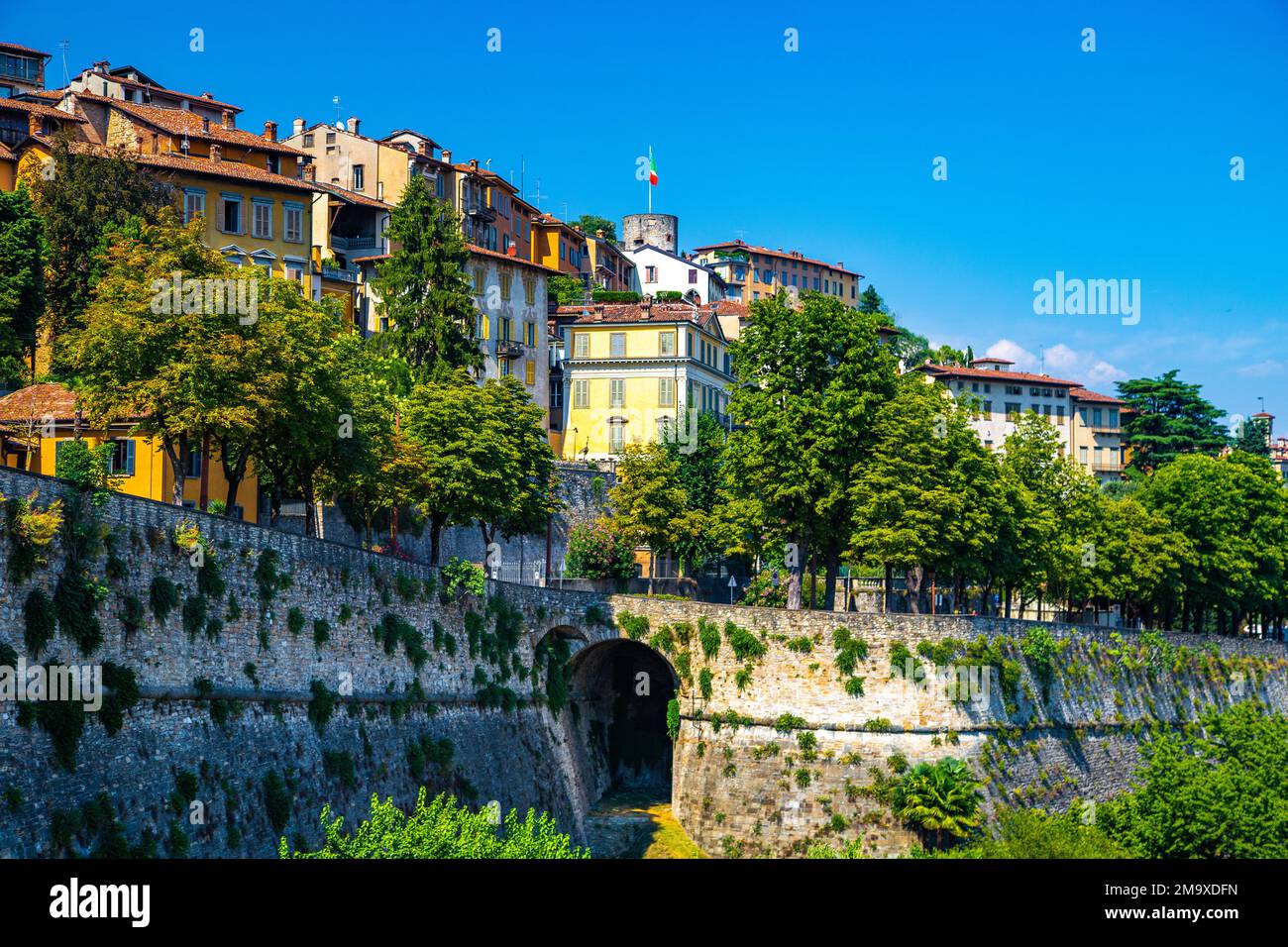 Vista sulla strada del centro storico di Bergamo, città italiana a nord-est di Milano, in Lombardia . Foto Stock