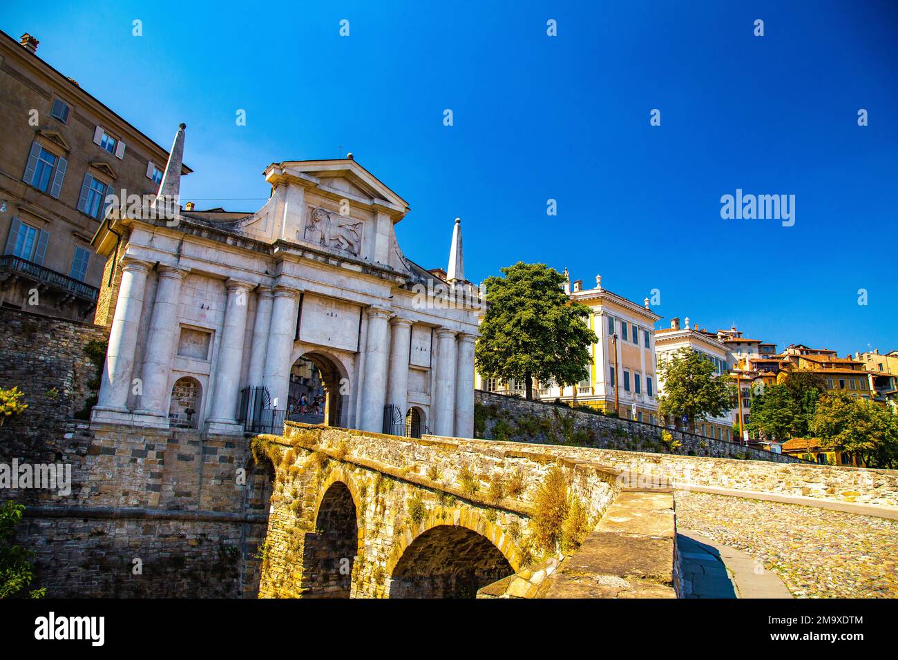 Vista sulla strada del centro storico di Bergamo, città italiana a nord-est di Milano, in Lombardia . Foto Stock