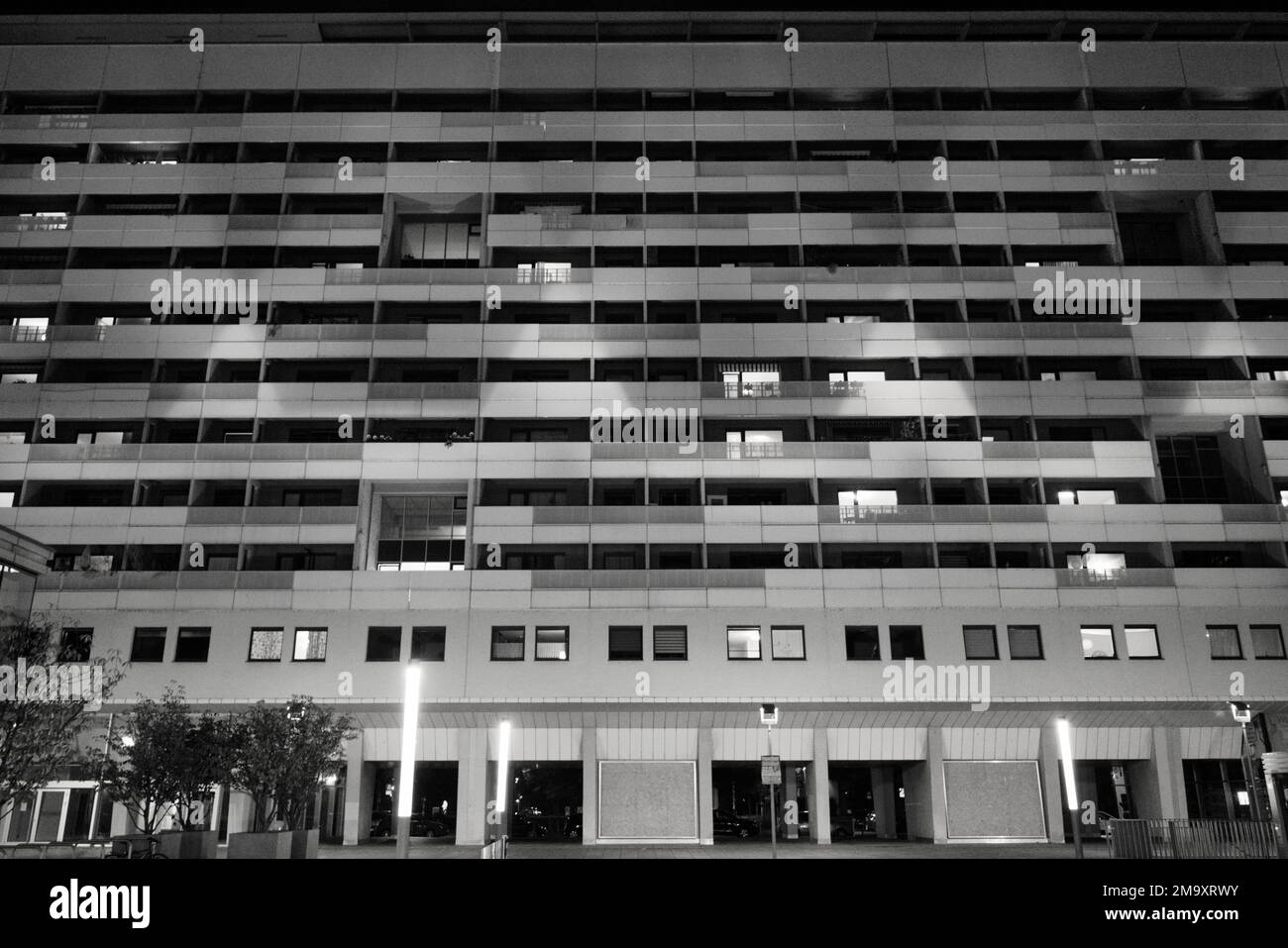 Una scala di grigi di un edificio a pannelli a più piani a Dresda, Germania Orientale Foto Stock