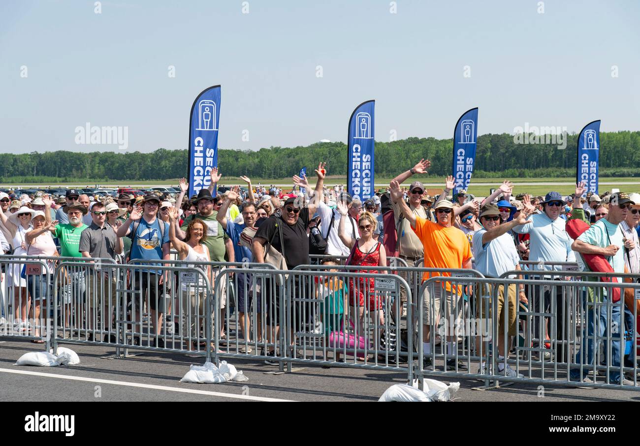 Gli spettatori di Airshow si allineano per entrare nel Thunder Over dover Airshow 2022 alla base dell'aeronautica militare di dover, Delaware, 21 maggio 2022. Più di 75.000 spettatori hanno assistito allo spettacolo durante l'evento del fine settimana. Foto Stock