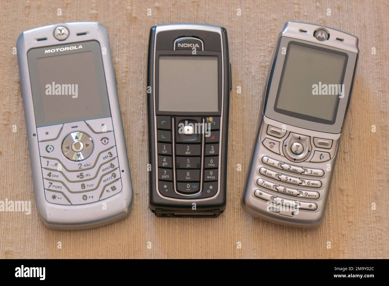 Vecchi telefoni cellulari Nokia e Motorola per il riciclaggio Foto Stock