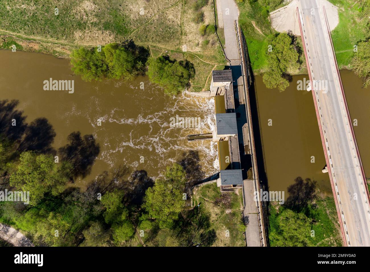 Vista da un'alta quota di una diga sul fiume e di un ponte stradale, una struttura idraulica Foto Stock