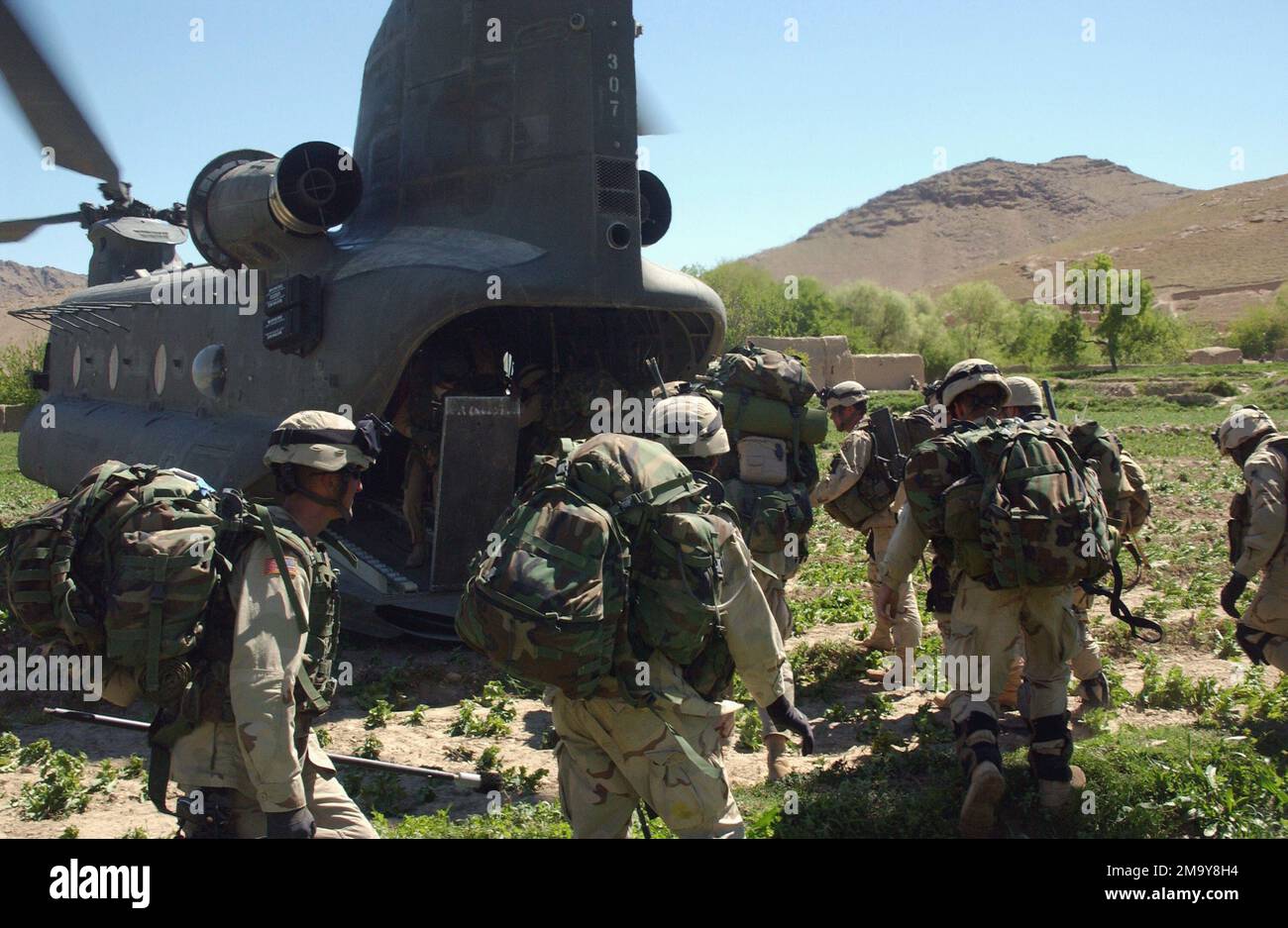 040324-A-6414T-016. Oggetto operazione/Serie: LIBERTÀ DUREVOLE Stato: Provincia di Uruzgan Paese: Afghanistan (AFG) Foto Stock