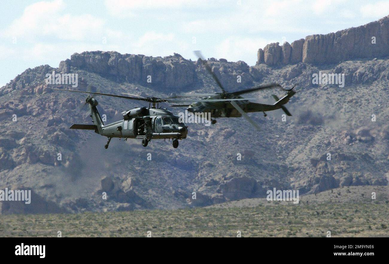 040409-F-6911G-005. [Complete] Scene Caption: Un paio di US Air Force (USAF) HH-60G PAVE Hawks, 66th Rescue Squadron (RS), Nellis Air Force base (AFB), Nevada (NV), bloccare i bersagli durante un esercizio di addestramento antincendio dal vivo tenuto a ft. Bliss, Texas (Texas). L'esercizio fa parte del programma intensivo di cinque mesi della 57th Wing Weapons School, Nellis AFB, NV. L'esercizio si concentra sugli studenti della HH-60 Weapons School Division che svolgono attività di volo, combinando la formazione integrata con il 66th RS come parte del curriculum del corso. La missione della USAF Weapons School (USAFWS) è insegnare Foto Stock