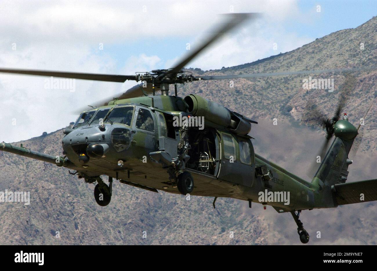 040409-F-6911G-003. [Complete] Scene Caption: A US Air Force (USAF) HH-60G PAVE Hawk, 66th Rescue Squadron (RS), Nellis Air Force base (AFB), Nevada (NV), fa un approccio alla fine di giorni durante un esercizio di addestramento al fuoco dal vivo tenuto a ft. Bliss, Texas (Texas). L'esercizio fa parte del programma intensivo di cinque mesi della 57th Wing Weapons School, Nellis AFB, NV. L'esercizio si concentra sugli studenti della HH-60 Weapons School Division che svolgono attività di volo, combinando la formazione integrata con il 66th RS come parte del curriculum del corso. La missione della USAF Weapons School (USAFWS) è di t Foto Stock