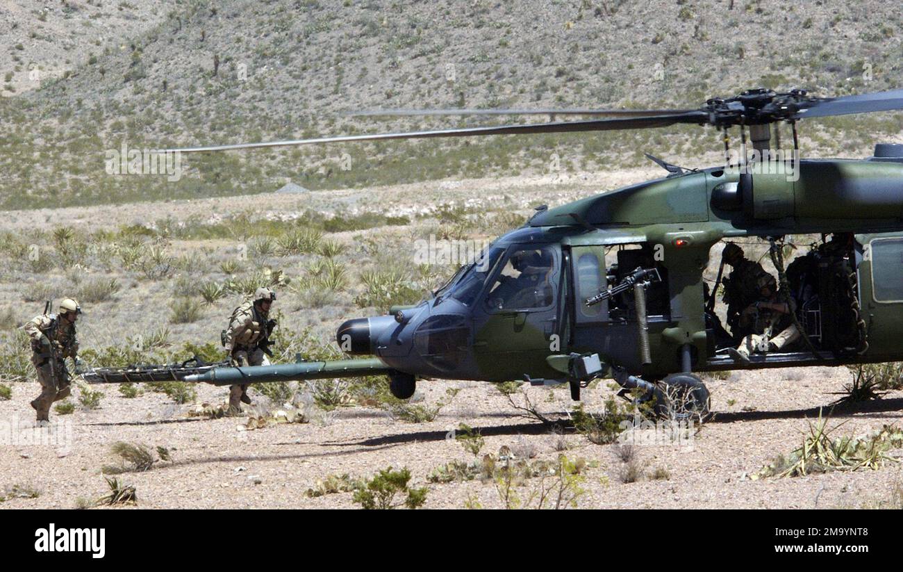 040409-F-6911G-010. [Completa] Didascalia scena: Una US Air Force (USAF) HH-60G PAVE Hawk, 66th Rescue Squadron (RS), Nellis Air Force base (AFB), Nevada (NV), atterra in una zona di atterraggio mentre Parasalvemen si muove con un pilota recuperato e simulato abbattuto durante uno scenario di ricerca e recupero (SAR) tenuto durante un corso di addestramento della scuola di armi a ft. Bliss, Texas (Texas). L'esercizio fa parte del programma intensivo di cinque mesi della 57th Wing Weapons School, Nellis AFB, NV. L'esercizio si concentra sugli studenti della HH-60 Weapons School Division che svolgono attività di volo e che combinano una formazione integrata Foto Stock