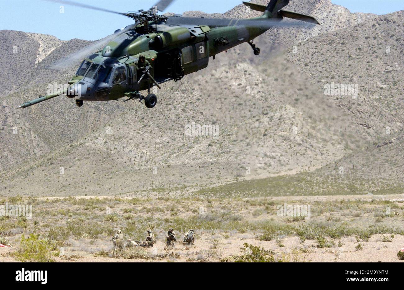 040409-F-6911G-007. [Completo] Scene Caption: A US Air Force (USAF) HH-60G PAVE Hawk, 66th Rescue Squadron (RS), Nellis Air Force base (AFB), Nevada (NV), Si prepara a scendere in una zona di atterraggio mentre Nellis Paraselavemen estrae un pilota abbattuto simulato durante uno scenario di ricerca e recupero (SAR) tenuto durante un corso di addestramento della scuola di armi a ft. Bliss, Texas (Texas). L'esercizio fa parte del programma intensivo di cinque mesi della 57th Wing Weapons School, Nellis AFB, NV. L'esercizio si concentra sugli studenti della HH-60 Weapons School Division che svolgono attività di volo e che combinano l'integrazione Foto Stock