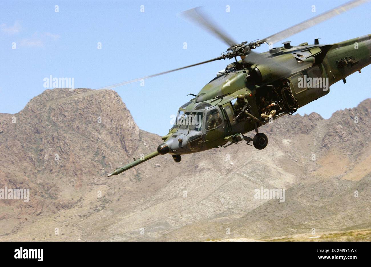 040409-F-6911G-009. [Completa] Didascalia scena: Una US Air Force (USAF) HH-60G PAVE Hawk, 66th Rescue Squadron (RS), Nellis Air Force base (AFB), Nevada (NV), decollerà da una zona di atterraggio con Nellis Parasalvemen e un pilota abbattuto simulato durante uno scenario di ricerca e recupero (SAR) tenuto durante un corso di addestramento della scuola di armi a ft. Bliss, Texas (Texas). L'esercizio fa parte del programma intensivo di cinque mesi della 57th Wing Weapons School, Nellis AFB, NV. L'esercizio si concentra sugli studenti della HH-60 Weapons School Division che svolgono attività di volo, combinando al contempo la formazione integrata Foto Stock