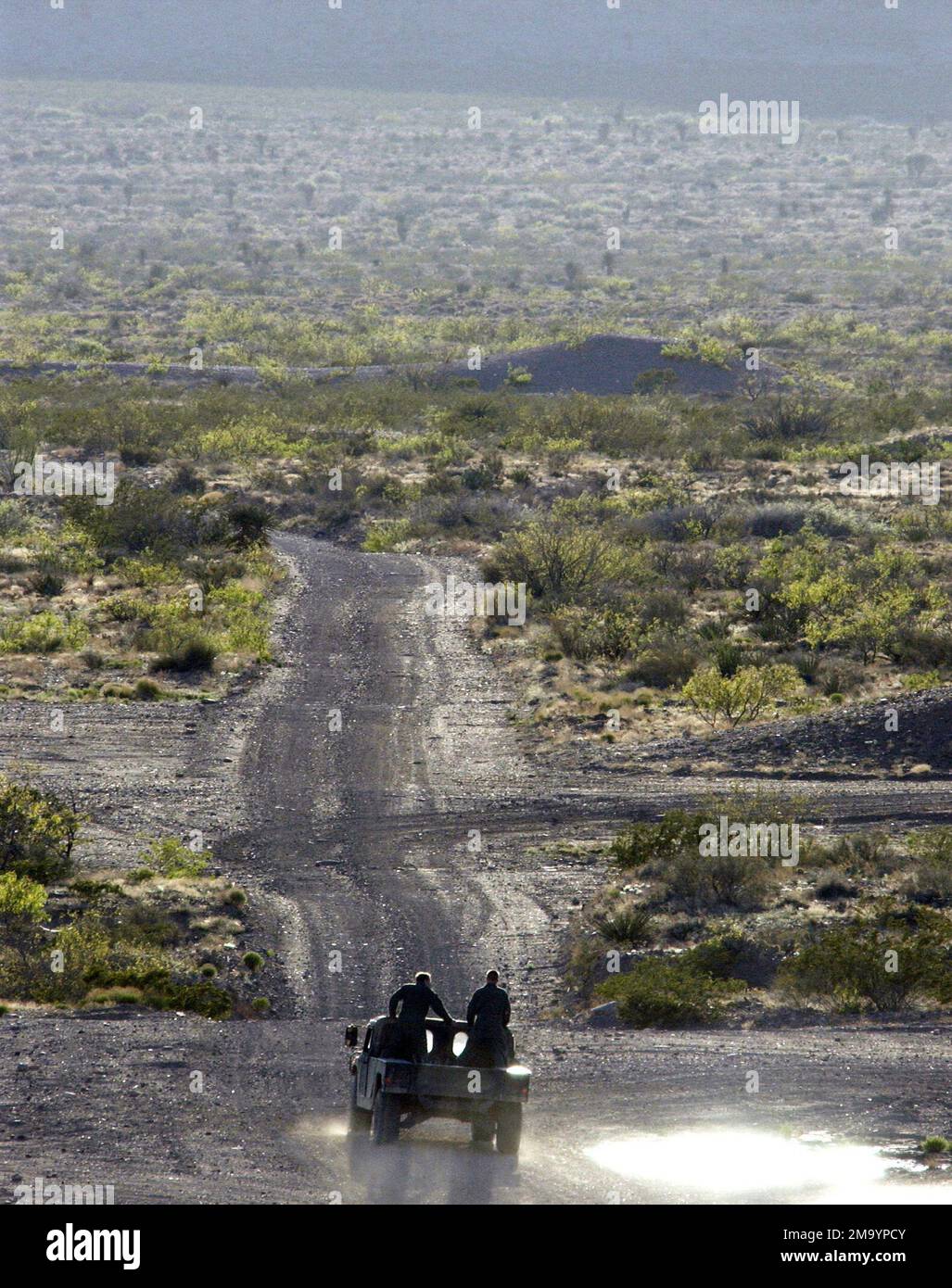 040409-F-6911G-002. [Complete] Scene Caption: US Air Force (USAF) Pararesevemen della base dell'aeronautica di Nellis (AFB), Nevada (NV), si dirigono a bordo di un M1038A1 High-Mobility Multipurpose Wheel Vehicle (HMMWV) per proteggere le zone di atterraggio durante un esercizio di addestramento antincendio a ft. Bliss, Texas (Texas). L'esercizio fa parte del programma intensivo di cinque mesi della 57th Wing Weapons School, Nellis AFB, NV. L'esercizio si concentra sugli studenti della HH-60 Weapons School Division che svolgono attività di volo, combinando la formazione integrata con il 66th RS come parte del curriculum del corso. La missione di Foto Stock