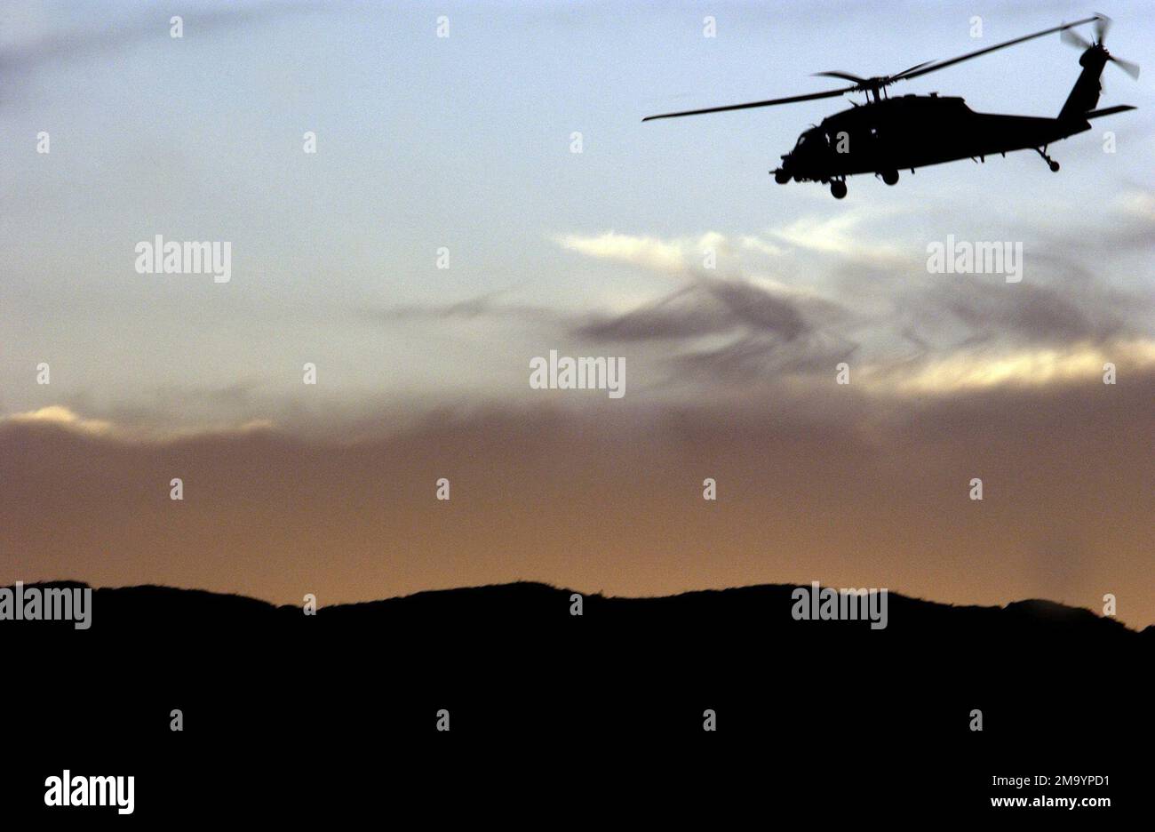 040409-F-6911G-001. [Complete] Scene Caption: A US Air Force (USAF) HH-60G PAVE Hawk, 66th Rescue Squadron (RS), Nellis Air Force base (AFB), Nevada (NV), fa un approccio alla fine di giorni durante un esercizio di addestramento al fuoco dal vivo tenuto a ft. Bliss, Texas (Texas). L'esercizio fa parte del programma intensivo di cinque mesi della 57th Wing Weapons School, Nellis AFB, NV. L'esercizio si concentra sugli studenti della HH-60 Weapons School Division che svolgono attività di volo, combinando la formazione integrata con il 66th RS come parte del curriculum del corso. La missione della USAF Weapons School (USAFWS) è di t Foto Stock